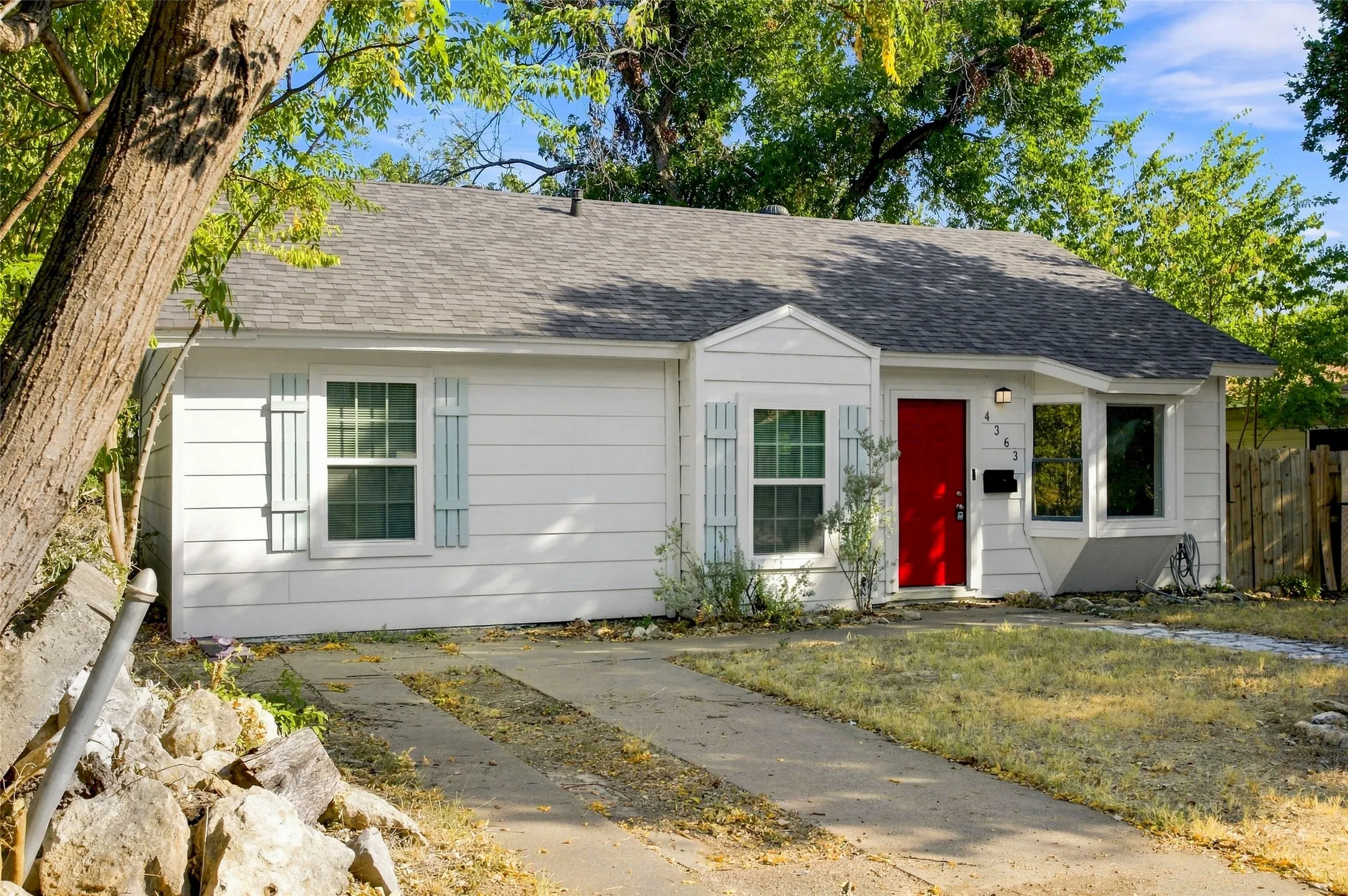 Single Family Residence For Rent in Tarrant County , 4363 Lisbon Street, Fort Worth, Texas 76107, 3 Bedroom, 2 Bathroom, Garage spaces, 1,423 Sqft, built in 1949, mls#21373724, Real Estate Agent in Fort Worth, Homes For Rent in Tarrant county, Homes For Rent in Fort Worth, Realtor in Fort Worth Texas, Real Estate Brokerage Independent Realty Texas, Luminita Cordes Realtor