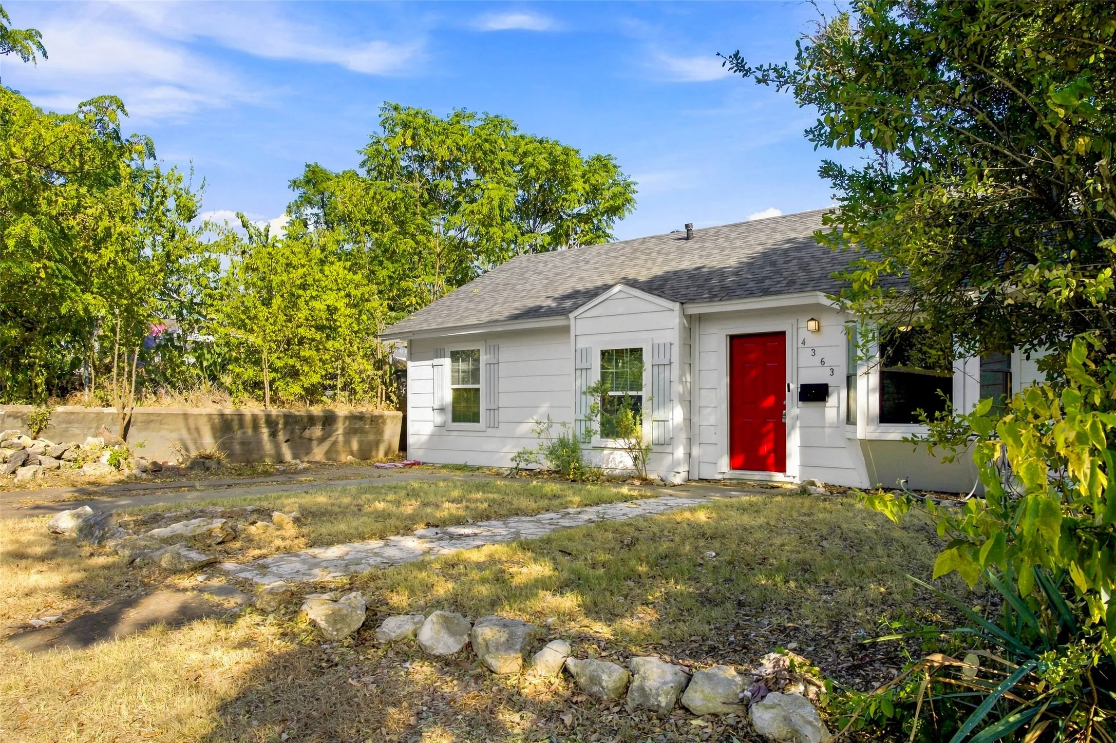 Single Family Residence For Rent in Tarrant County , 4363 Lisbon Street, Fort Worth, Texas 76107, 3 Bedroom, 2 Bathroom, Garage spaces, 1,423 Sqft, built in 1949, mls#21373724, Real Estate Agent in Fort Worth, Homes For Rent in Tarrant county, Homes For Rent in Fort Worth, Realtor in Fort Worth Texas, Real Estate Brokerage Independent Realty Texas, Luminita Cordes Realtor