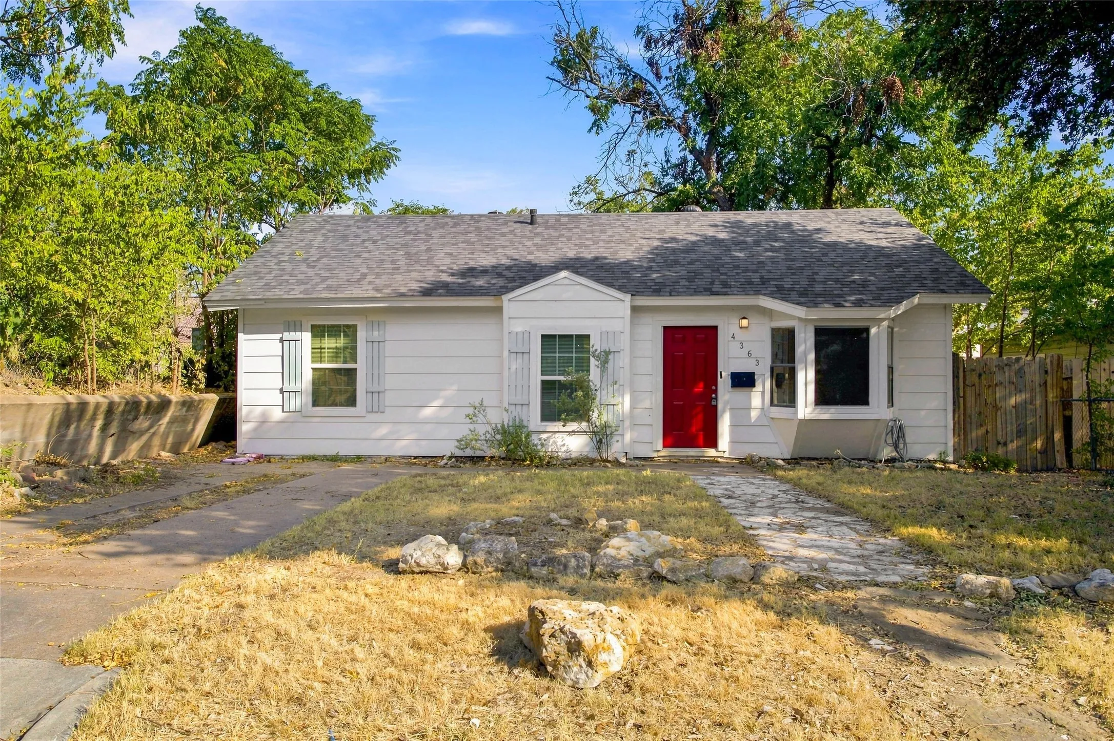 Single Family Residence For Rent in Tarrant County , 4363 Lisbon Street, Fort Worth, Texas 76107, 3 Bedroom, 2 Bathroom, Garage spaces, 1,423 Sqft, built in 1949, mls#21373724, Real Estate Agent in Fort Worth, Homes For Rent in Tarrant county, Homes For Rent in Fort Worth, Realtor in Fort Worth Texas, Real Estate Brokerage Independent Realty Texas, Luminita Cordes Realtor