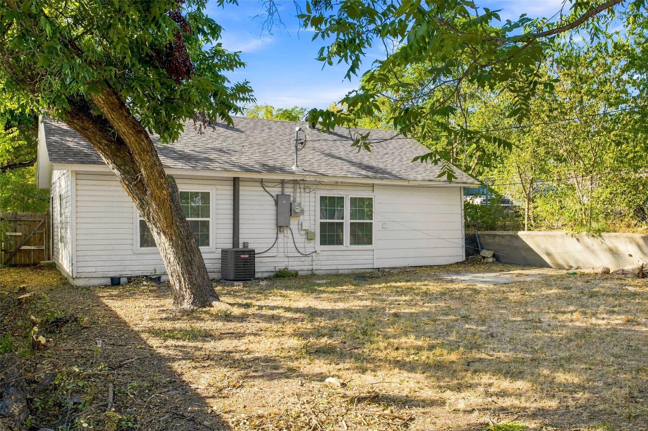 Single Family Residence For Rent in Tarrant County , 4363 Lisbon Street, Fort Worth, Texas 76107, 3 Bedroom, 2 Bathroom, Garage spaces, 1,423 Sqft, built in 1949, mls#21373724, Real Estate Agent in Fort Worth, Homes For Rent in Tarrant county, Homes For Rent in Fort Worth, Realtor in Fort Worth Texas, Real Estate Brokerage Independent Realty Texas, Luminita Cordes Realtor
