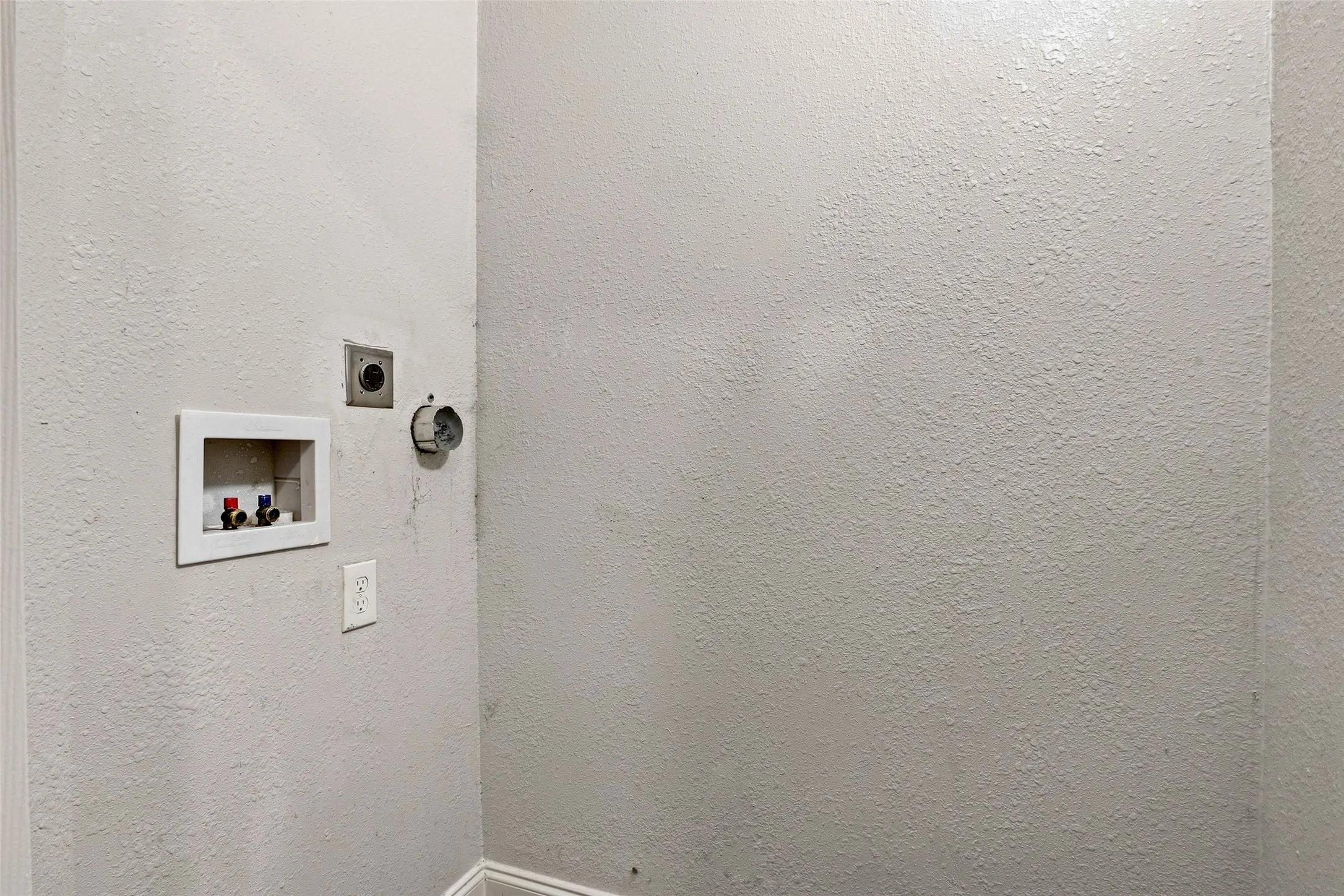 Single Family Residence For Rent in Tarrant County , 4363 Lisbon Street, Fort Worth, Texas 76107, 3 Bedroom, 2 Bathroom, Garage spaces, 1,423 Sqft, built in 1949, mls#21373724, Real Estate Agent in Fort Worth, Homes For Rent in Tarrant county, Homes For Rent in Fort Worth, Realtor in Fort Worth Texas, Real Estate Brokerage Independent Realty Texas, Luminita Cordes Realtor
