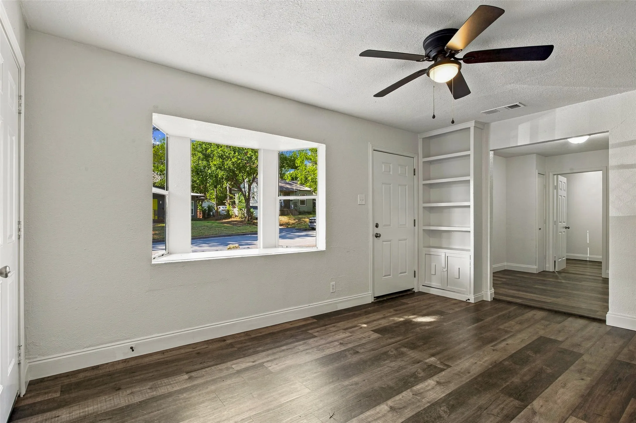 Single Family Residence For Rent in Tarrant County , 4363 Lisbon Street, Fort Worth, Texas 76107, 3 Bedroom, 2 Bathroom, Garage spaces, 1,423 Sqft, built in 1949, mls#21373724, Real Estate Agent in Fort Worth, Homes For Rent in Tarrant county, Homes For Rent in Fort Worth, Realtor in Fort Worth Texas, Real Estate Brokerage Independent Realty Texas, Luminita Cordes Realtor
