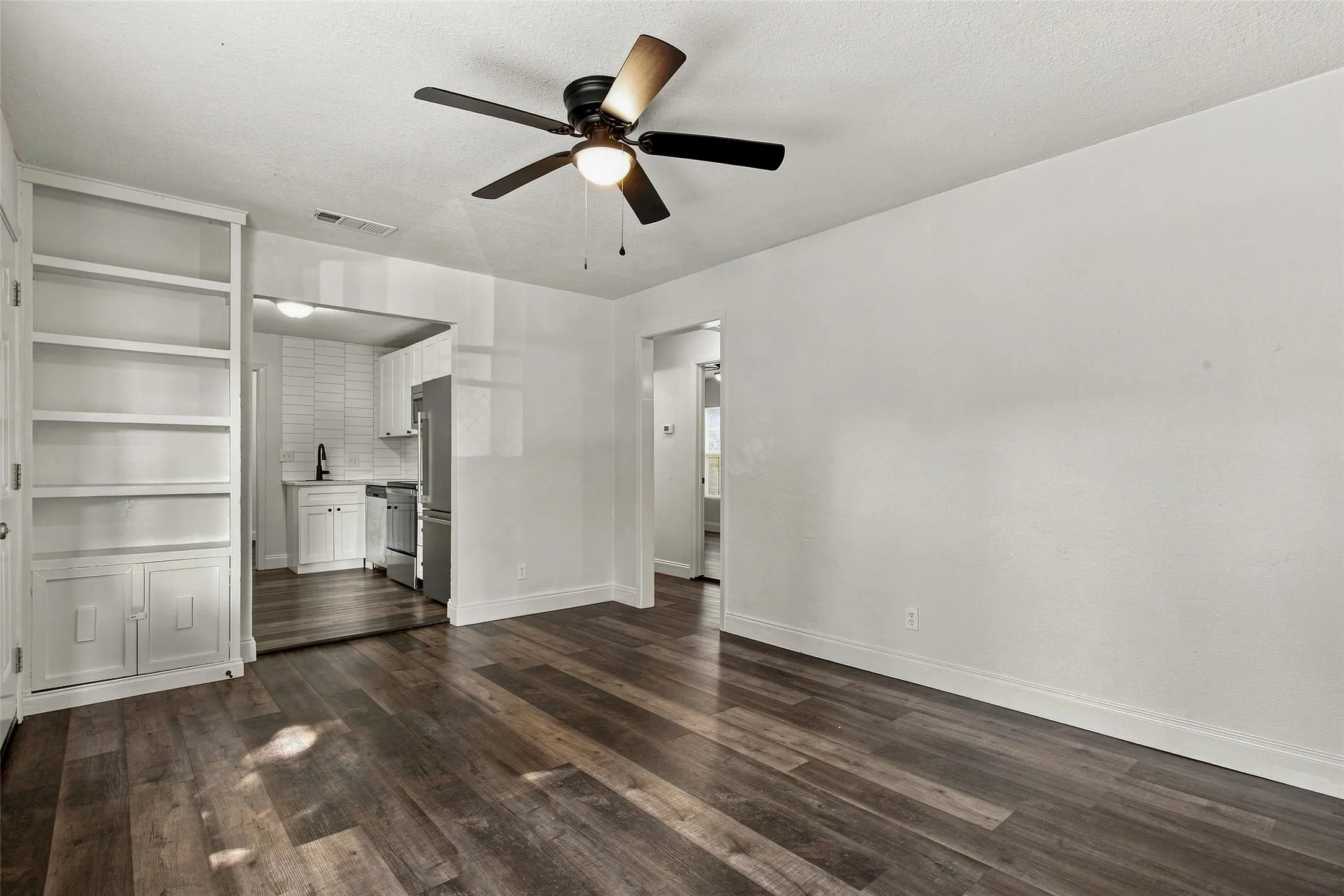 Single Family Residence For Rent in Tarrant County , 4363 Lisbon Street, Fort Worth, Texas 76107, 3 Bedroom, 2 Bathroom, Garage spaces, 1,423 Sqft, built in 1949, mls#21373724, Real Estate Agent in Fort Worth, Homes For Rent in Tarrant county, Homes For Rent in Fort Worth, Realtor in Fort Worth Texas, Real Estate Brokerage Independent Realty Texas, Luminita Cordes Realtor