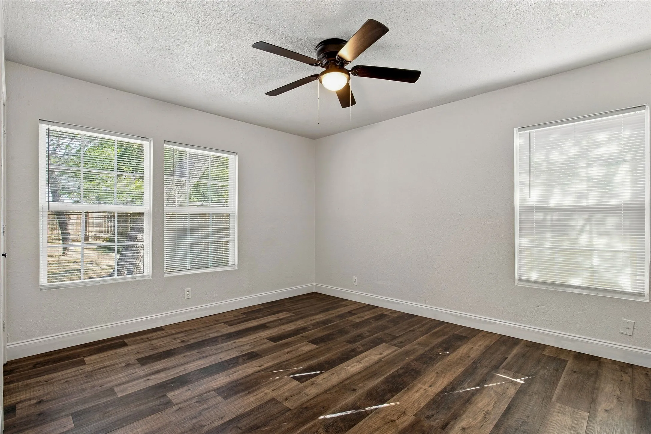 Single Family Residence For Rent in Tarrant County , 4363 Lisbon Street, Fort Worth, Texas 76107, 3 Bedroom, 2 Bathroom, Garage spaces, 1,423 Sqft, built in 1949, mls#21373724, Real Estate Agent in Fort Worth, Homes For Rent in Tarrant county, Homes For Rent in Fort Worth, Realtor in Fort Worth Texas, Real Estate Brokerage Independent Realty Texas, Luminita Cordes Realtor