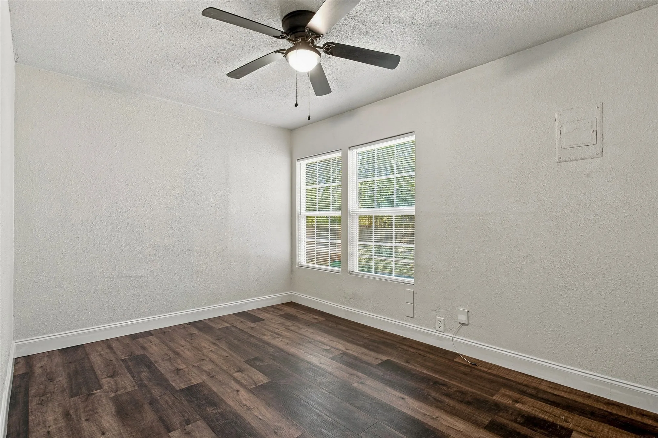 Single Family Residence For Rent in Tarrant County , 4363 Lisbon Street, Fort Worth, Texas 76107, 3 Bedroom, 2 Bathroom, Garage spaces, 1,423 Sqft, built in 1949, mls#21373724, Real Estate Agent in Fort Worth, Homes For Rent in Tarrant county, Homes For Rent in Fort Worth, Realtor in Fort Worth Texas, Real Estate Brokerage Independent Realty Texas, Luminita Cordes Realtor