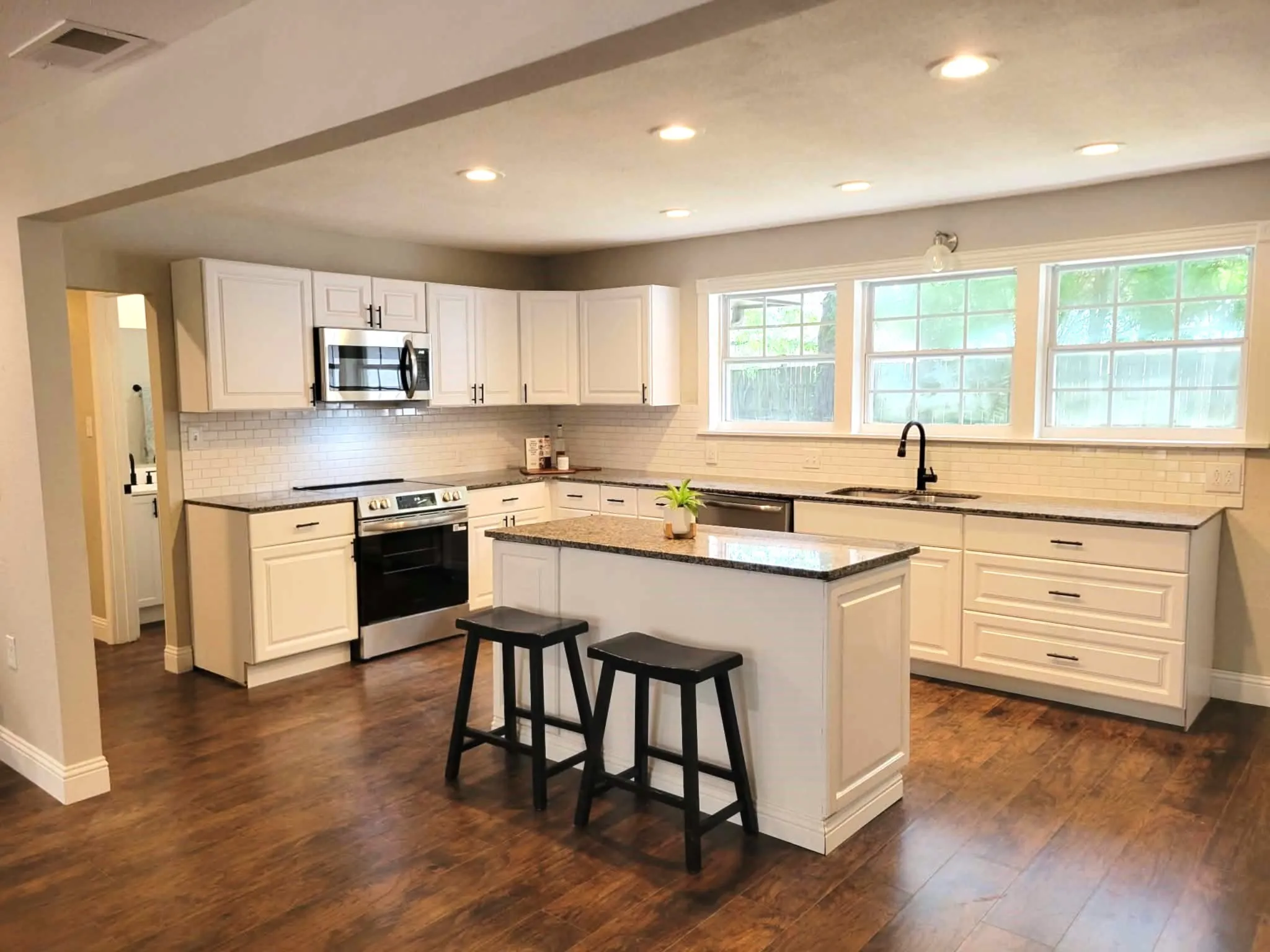 Single Family Residence For Sale in Henderson County , 103 W Cayuga Drive, Athens, Texas 75751, 4 Bedroom, 3 Bathroom, Garage spaces, 1,836 Sqft, built in 1951, mls#21371957, Real Estate Agent in Athens, Homes For Sale in Henderson county, Homes For Sale in Athens, Realtor in Athens Texas, Real Estate Brokerage Independent Realty Texas, Luminita Cordes Realtor