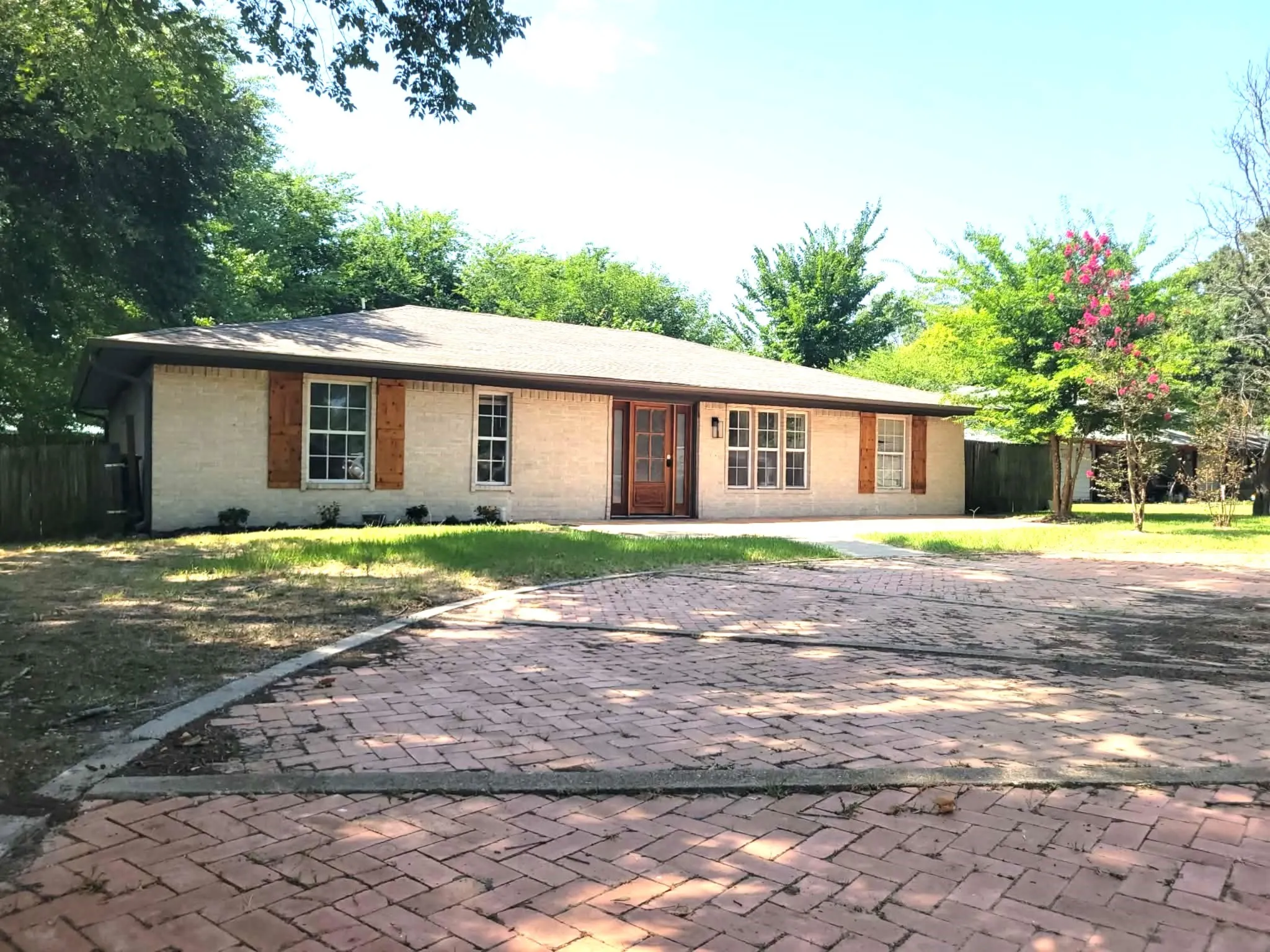 Single Family Residence For Sale in Henderson County , 103 W Cayuga Drive, Athens, Texas 75751, 4 Bedroom, 3 Bathroom, Garage spaces, 1,836 Sqft, built in 1951, mls#21371957, Real Estate Agent in Athens, Homes For Sale in Henderson county, Homes For Sale in Athens, Realtor in Athens Texas, Real Estate Brokerage Independent Realty Texas, Luminita Cordes Realtor