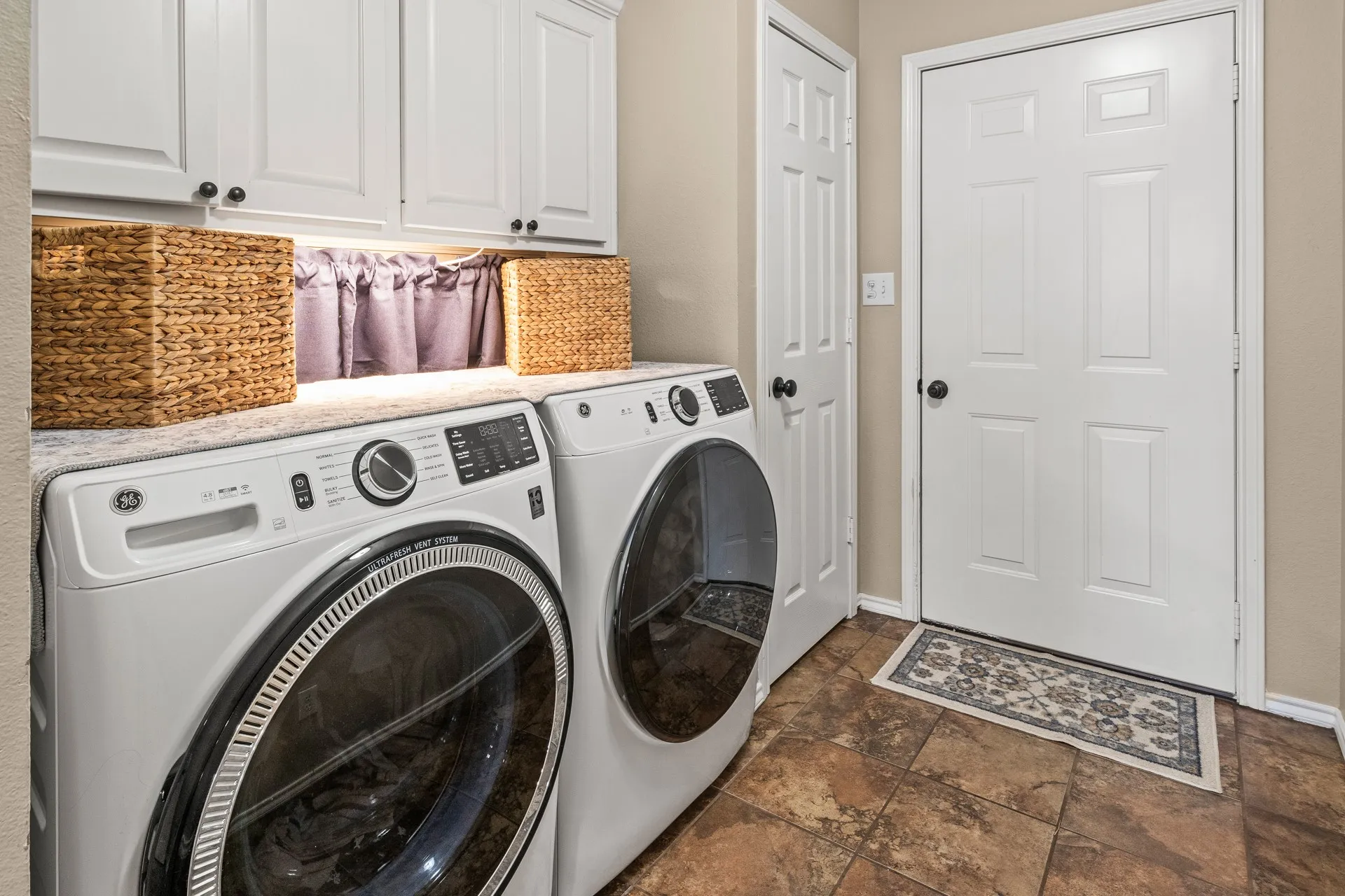 Single Family Residence For Sale in Titus County , 2701 Silver Spring Trail, Mt Pleasant, Texas 75455, 3 Bedroom, 3 Bathroom, 2 Garage spaces, 1,642 Sqft, built in 1999, mls#21373726, Real Estate Agent in Mt Pleasant, Homes For Sale in Titus county, Homes For Sale in Mt Pleasant, Realtor in Mt Pleasant Texas, Real Estate Brokerage Independent Realty Texas, Luminita Cordes Realtor