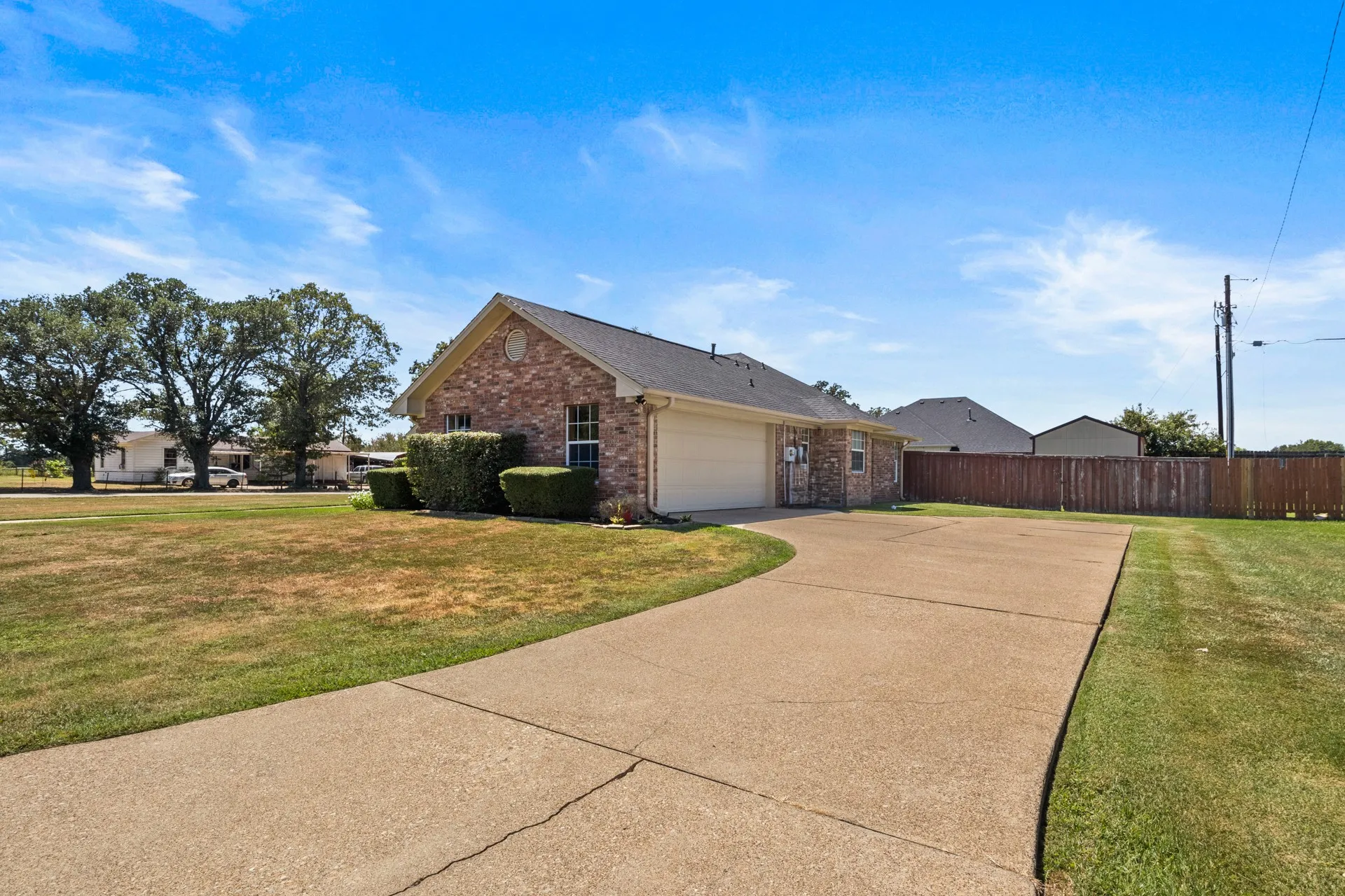 Single Family Residence For Sale in Titus County , 2701 Silver Spring Trail, Mt Pleasant, Texas 75455, 3 Bedroom, 3 Bathroom, 2 Garage spaces, 1,642 Sqft, built in 1999, mls#21373726, Real Estate Agent in Mt Pleasant, Homes For Sale in Titus county, Homes For Sale in Mt Pleasant, Realtor in Mt Pleasant Texas, Real Estate Brokerage Independent Realty Texas, Luminita Cordes Realtor
