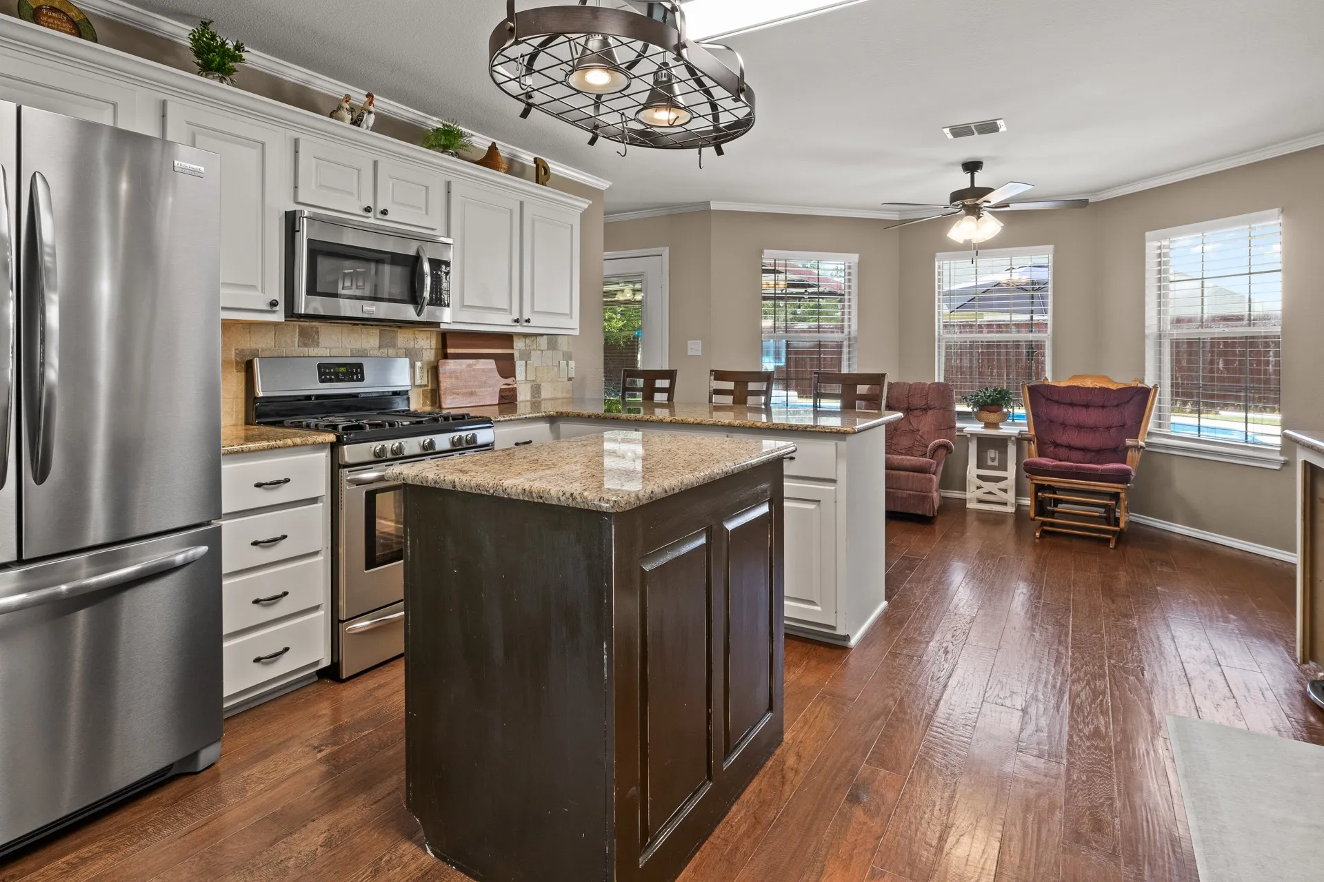 Single Family Residence For Sale in Titus County , 2701 Silver Spring Trail, Mt Pleasant, Texas 75455, 3 Bedroom, 3 Bathroom, 2 Garage spaces, 1,642 Sqft, built in 1999, mls#21373726, Real Estate Agent in Mt Pleasant, Homes For Sale in Titus county, Homes For Sale in Mt Pleasant, Realtor in Mt Pleasant Texas, Real Estate Brokerage Independent Realty Texas, Luminita Cordes Realtor