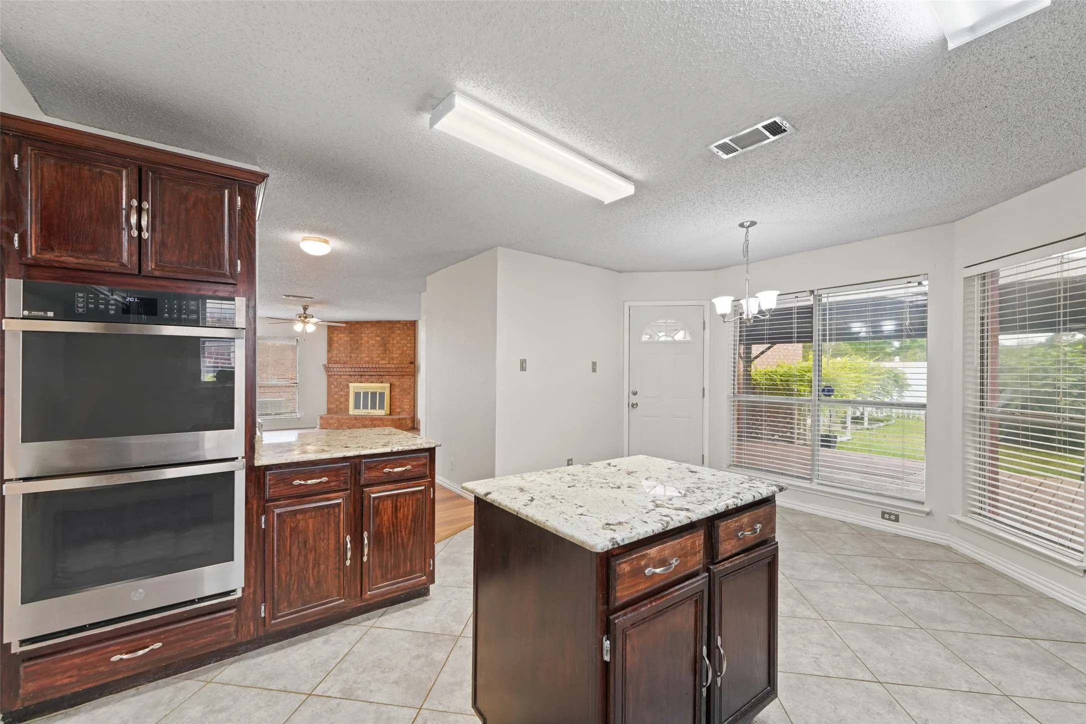 Single Family Residence For Sale in Dallas County , 1521 Curtis Lane, Cedar Hill, Texas 75104, 4 Bedroom, 3 Bathroom, 2 Garage spaces, 2,869 Sqft, built in 1990, mls#21373410, Real Estate Agent in Cedar Hill, Homes For Sale in Dallas county, Homes For Sale in Cedar Hill, Realtor in Cedar Hill Texas, Real Estate Brokerage Independent Realty Texas, Luminita Cordes Realtor