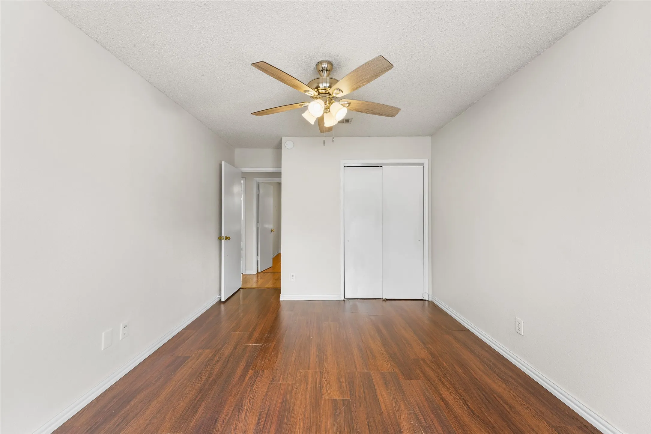 Single Family Residence For Sale in Dallas County , 1521 Curtis Lane, Cedar Hill, Texas 75104, 4 Bedroom, 3 Bathroom, 2 Garage spaces, 2,869 Sqft, built in 1990, mls#21373410, Real Estate Agent in Cedar Hill, Homes For Sale in Dallas county, Homes For Sale in Cedar Hill, Realtor in Cedar Hill Texas, Real Estate Brokerage Independent Realty Texas, Luminita Cordes Realtor