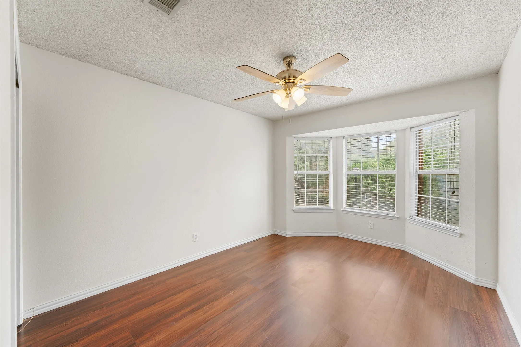 Single Family Residence For Sale in Dallas County , 1521 Curtis Lane, Cedar Hill, Texas 75104, 4 Bedroom, 3 Bathroom, 2 Garage spaces, 2,869 Sqft, built in 1990, mls#21373410, Real Estate Agent in Cedar Hill, Homes For Sale in Dallas county, Homes For Sale in Cedar Hill, Realtor in Cedar Hill Texas, Real Estate Brokerage Independent Realty Texas, Luminita Cordes Realtor