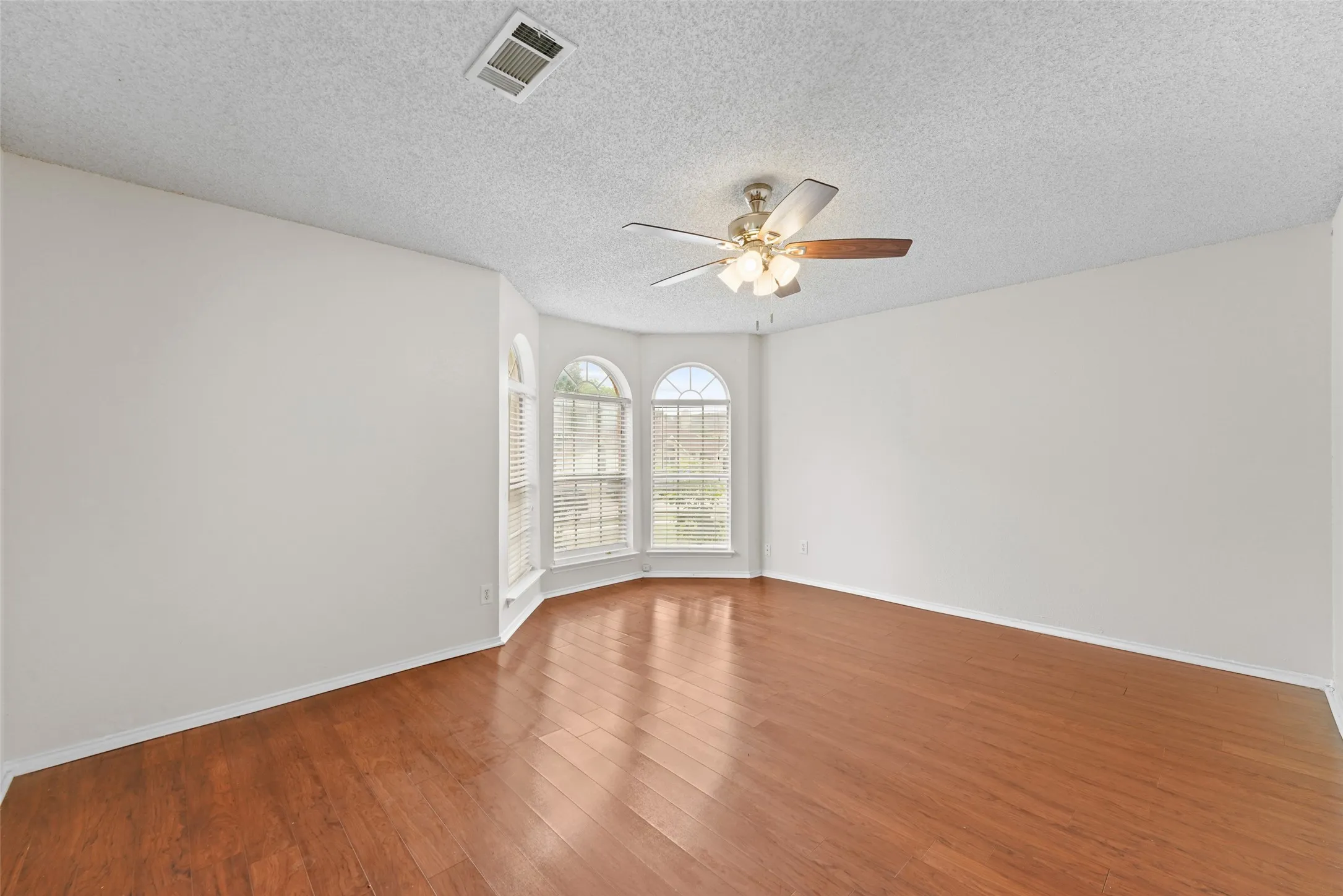 Single Family Residence For Sale in Dallas County , 1521 Curtis Lane, Cedar Hill, Texas 75104, 4 Bedroom, 3 Bathroom, 2 Garage spaces, 2,869 Sqft, built in 1990, mls#21373410, Real Estate Agent in Cedar Hill, Homes For Sale in Dallas county, Homes For Sale in Cedar Hill, Realtor in Cedar Hill Texas, Real Estate Brokerage Independent Realty Texas, Luminita Cordes Realtor