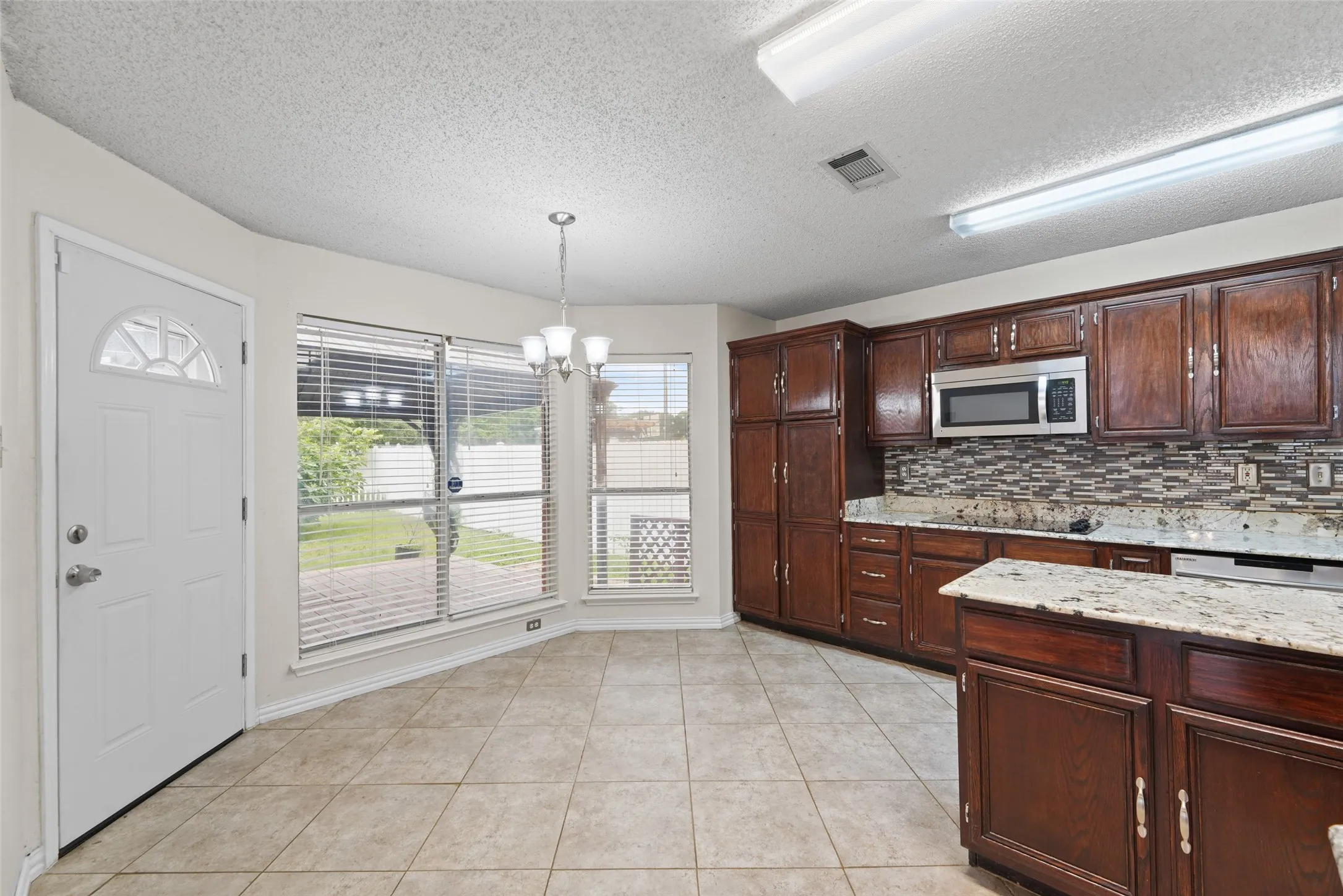 Single Family Residence For Sale in Dallas County , 1521 Curtis Lane, Cedar Hill, Texas 75104, 4 Bedroom, 3 Bathroom, 2 Garage spaces, 2,869 Sqft, built in 1990, mls#21373410, Real Estate Agent in Cedar Hill, Homes For Sale in Dallas county, Homes For Sale in Cedar Hill, Realtor in Cedar Hill Texas, Real Estate Brokerage Independent Realty Texas, Luminita Cordes Realtor