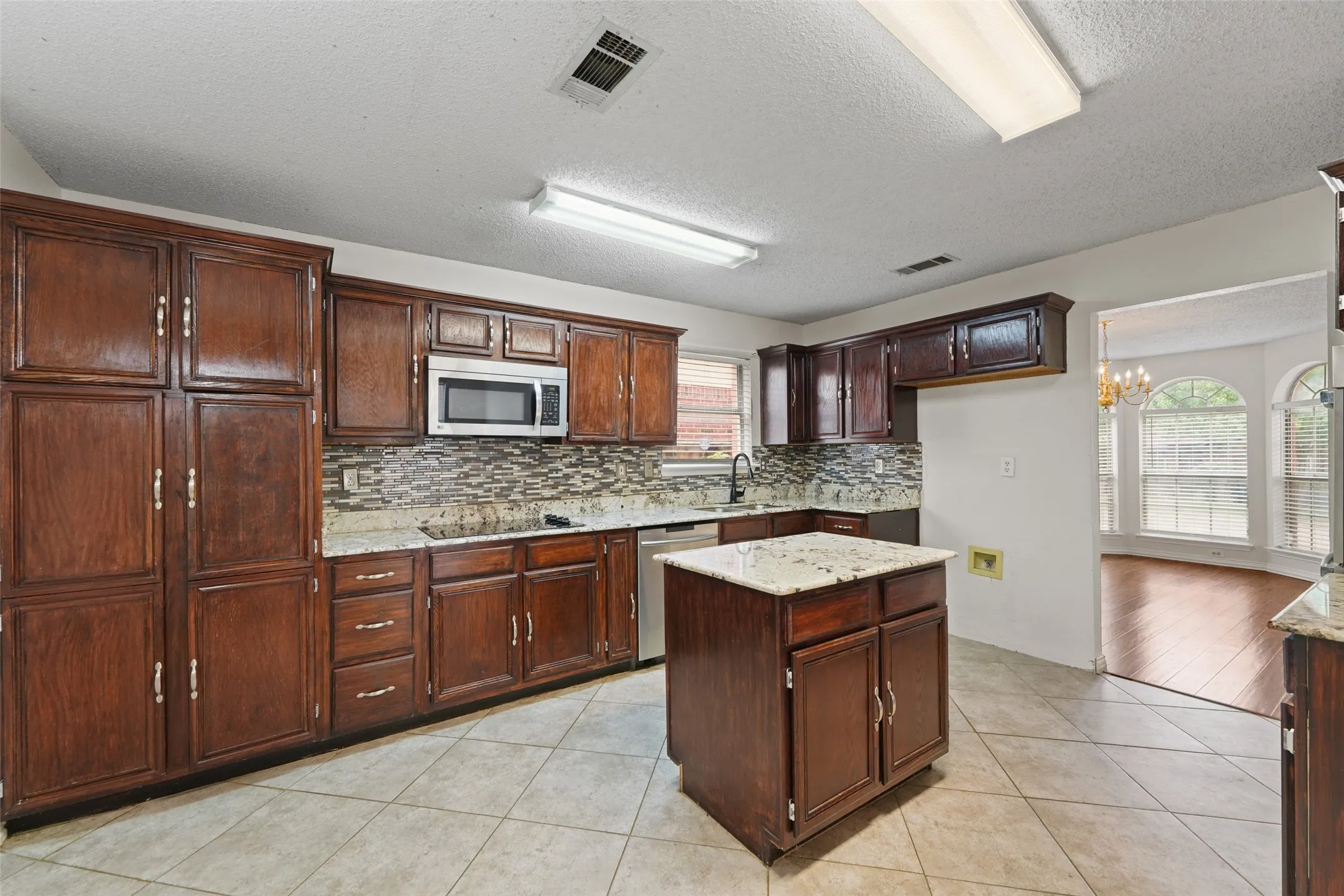 Single Family Residence For Sale in Dallas County , 1521 Curtis Lane, Cedar Hill, Texas 75104, 4 Bedroom, 3 Bathroom, 2 Garage spaces, 2,869 Sqft, built in 1990, mls#21373410, Real Estate Agent in Cedar Hill, Homes For Sale in Dallas county, Homes For Sale in Cedar Hill, Realtor in Cedar Hill Texas, Real Estate Brokerage Independent Realty Texas, Luminita Cordes Realtor