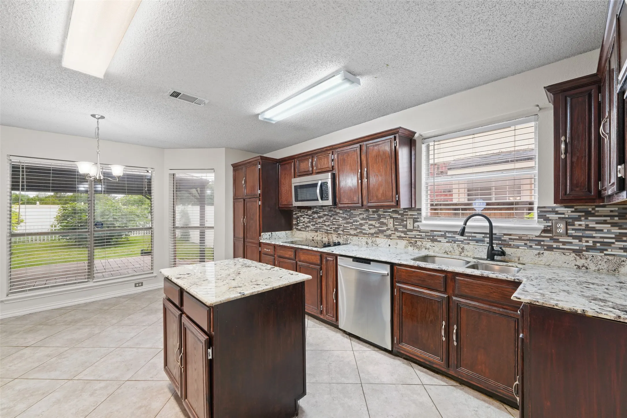 Single Family Residence For Sale in Dallas County , 1521 Curtis Lane, Cedar Hill, Texas 75104, 4 Bedroom, 3 Bathroom, 2 Garage spaces, 2,869 Sqft, built in 1990, mls#21373410, Real Estate Agent in Cedar Hill, Homes For Sale in Dallas county, Homes For Sale in Cedar Hill, Realtor in Cedar Hill Texas, Real Estate Brokerage Independent Realty Texas, Luminita Cordes Realtor