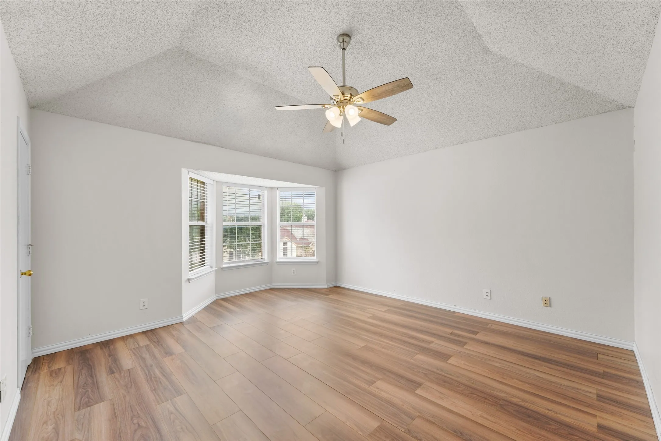 Single Family Residence For Sale in Dallas County , 1521 Curtis Lane, Cedar Hill, Texas 75104, 4 Bedroom, 3 Bathroom, 2 Garage spaces, 2,869 Sqft, built in 1990, mls#21373410, Real Estate Agent in Cedar Hill, Homes For Sale in Dallas county, Homes For Sale in Cedar Hill, Realtor in Cedar Hill Texas, Real Estate Brokerage Independent Realty Texas, Luminita Cordes Realtor