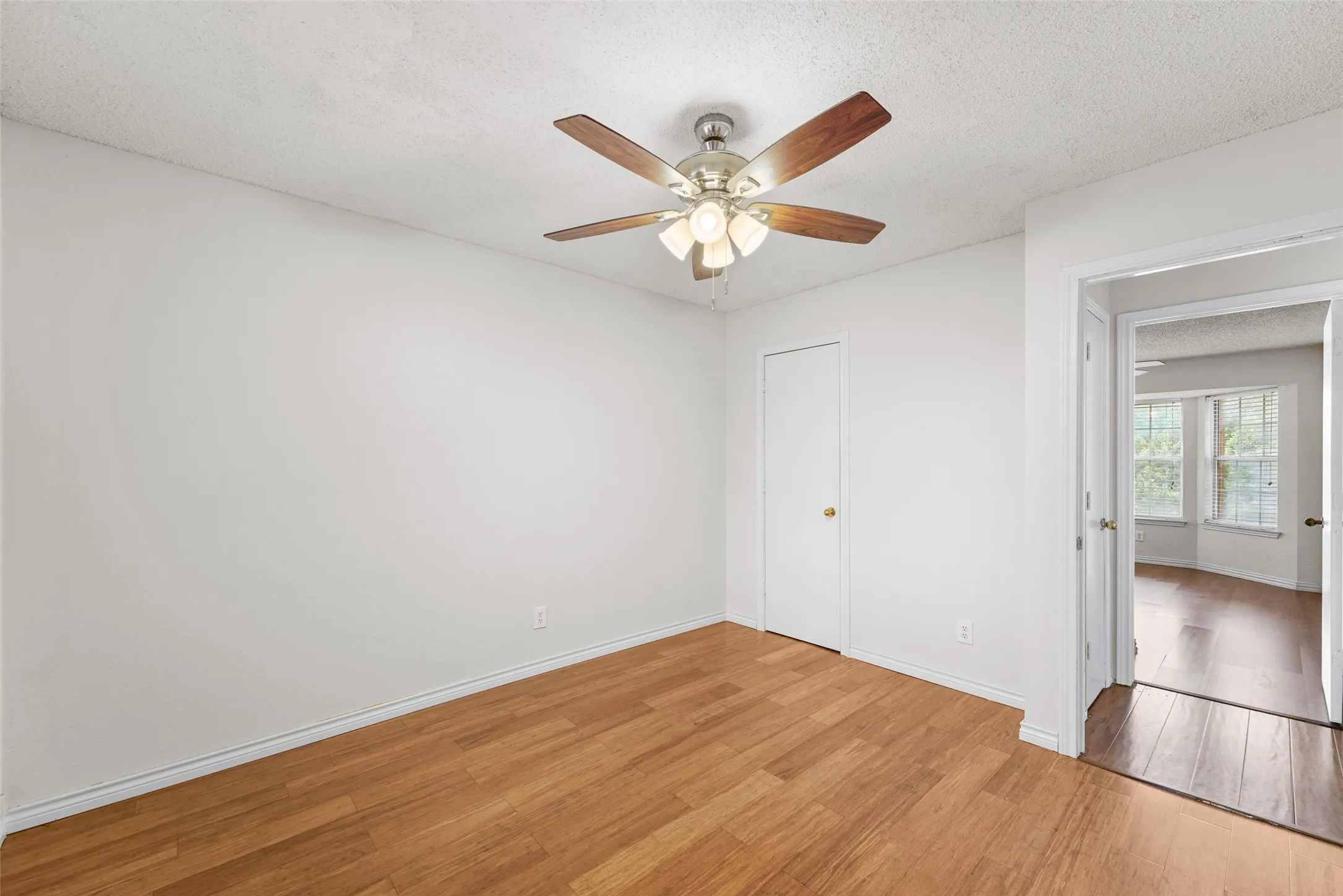 Single Family Residence For Sale in Dallas County , 1521 Curtis Lane, Cedar Hill, Texas 75104, 4 Bedroom, 3 Bathroom, 2 Garage spaces, 2,869 Sqft, built in 1990, mls#21373410, Real Estate Agent in Cedar Hill, Homes For Sale in Dallas county, Homes For Sale in Cedar Hill, Realtor in Cedar Hill Texas, Real Estate Brokerage Independent Realty Texas, Luminita Cordes Realtor