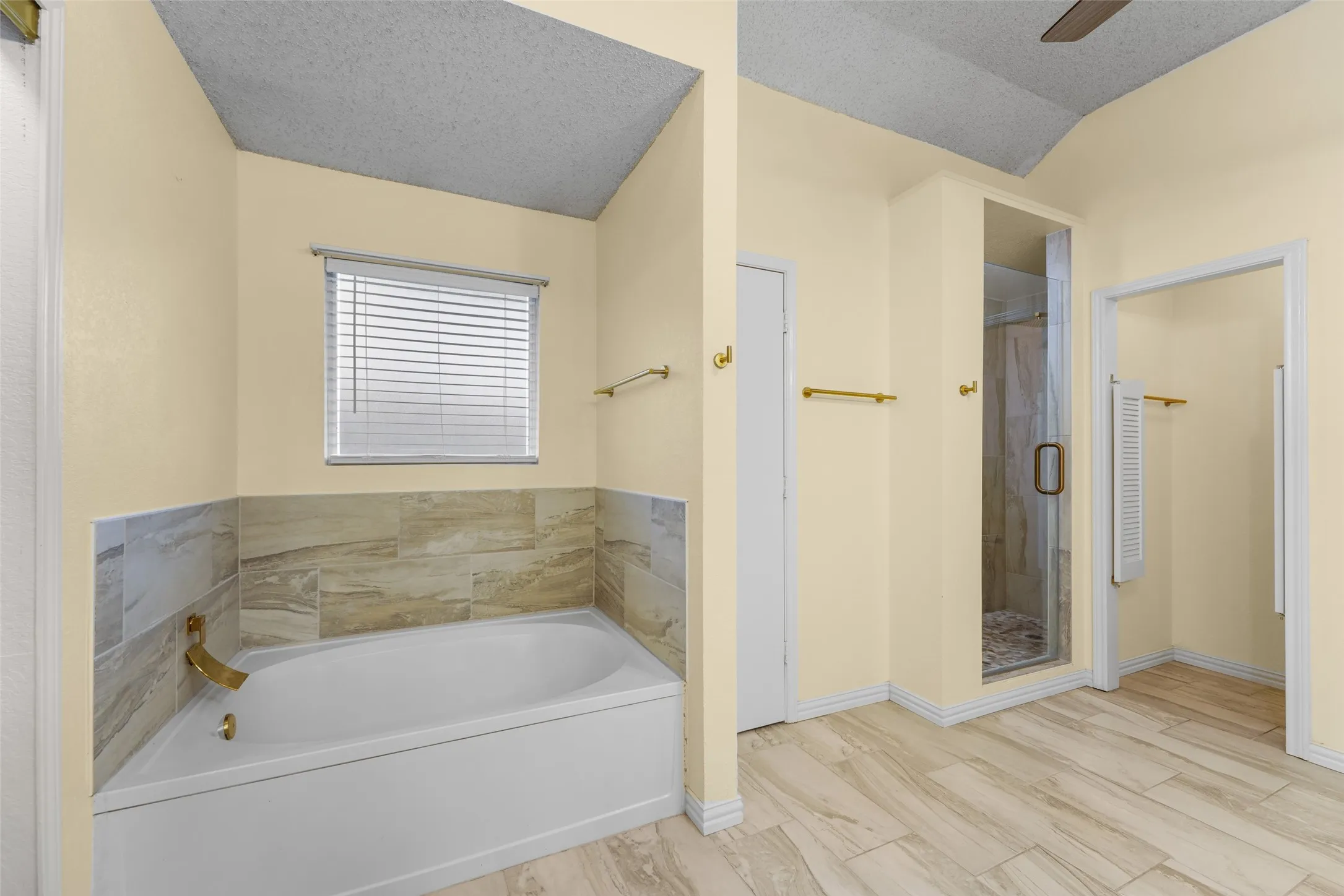 Single Family Residence For Sale in Dallas County , 1521 Curtis Lane, Cedar Hill, Texas 75104, 4 Bedroom, 3 Bathroom, 2 Garage spaces, 2,869 Sqft, built in 1990, mls#21373410, Real Estate Agent in Cedar Hill, Homes For Sale in Dallas county, Homes For Sale in Cedar Hill, Realtor in Cedar Hill Texas, Real Estate Brokerage Independent Realty Texas, Luminita Cordes Realtor