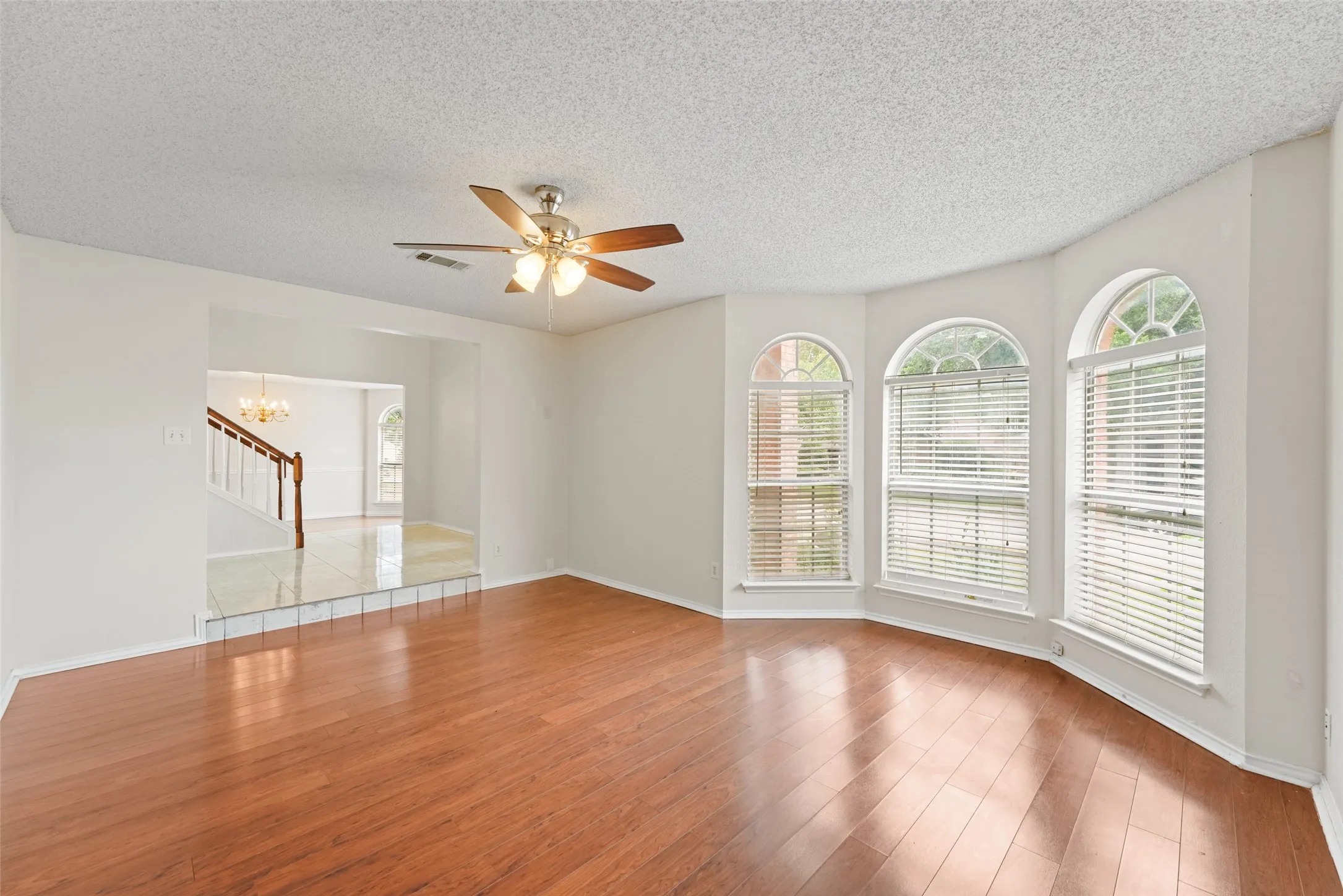 Single Family Residence For Sale in Dallas County , 1521 Curtis Lane, Cedar Hill, Texas 75104, 4 Bedroom, 3 Bathroom, 2 Garage spaces, 2,869 Sqft, built in 1990, mls#21373410, Real Estate Agent in Cedar Hill, Homes For Sale in Dallas county, Homes For Sale in Cedar Hill, Realtor in Cedar Hill Texas, Real Estate Brokerage Independent Realty Texas, Luminita Cordes Realtor