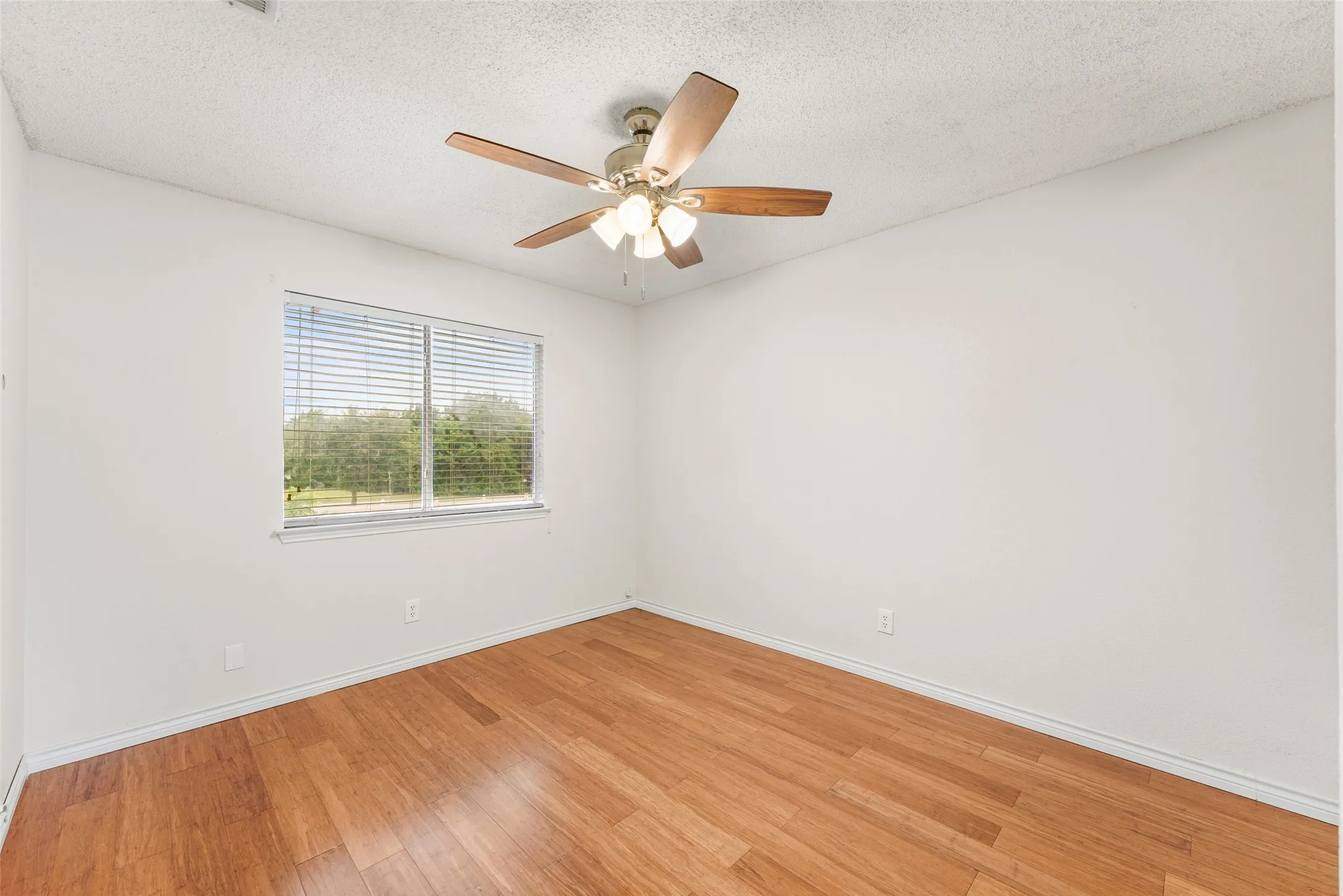 Single Family Residence For Sale in Dallas County , 1521 Curtis Lane, Cedar Hill, Texas 75104, 4 Bedroom, 3 Bathroom, 2 Garage spaces, 2,869 Sqft, built in 1990, mls#21373410, Real Estate Agent in Cedar Hill, Homes For Sale in Dallas county, Homes For Sale in Cedar Hill, Realtor in Cedar Hill Texas, Real Estate Brokerage Independent Realty Texas, Luminita Cordes Realtor