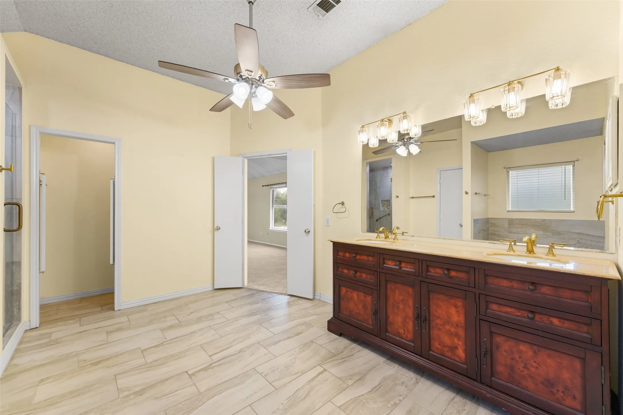 Single Family Residence For Sale in Dallas County , 1521 Curtis Lane, Cedar Hill, Texas 75104, 4 Bedroom, 3 Bathroom, 2 Garage spaces, 2,869 Sqft, built in 1990, mls#21373410, Real Estate Agent in Cedar Hill, Homes For Sale in Dallas county, Homes For Sale in Cedar Hill, Realtor in Cedar Hill Texas, Real Estate Brokerage Independent Realty Texas, Luminita Cordes Realtor
