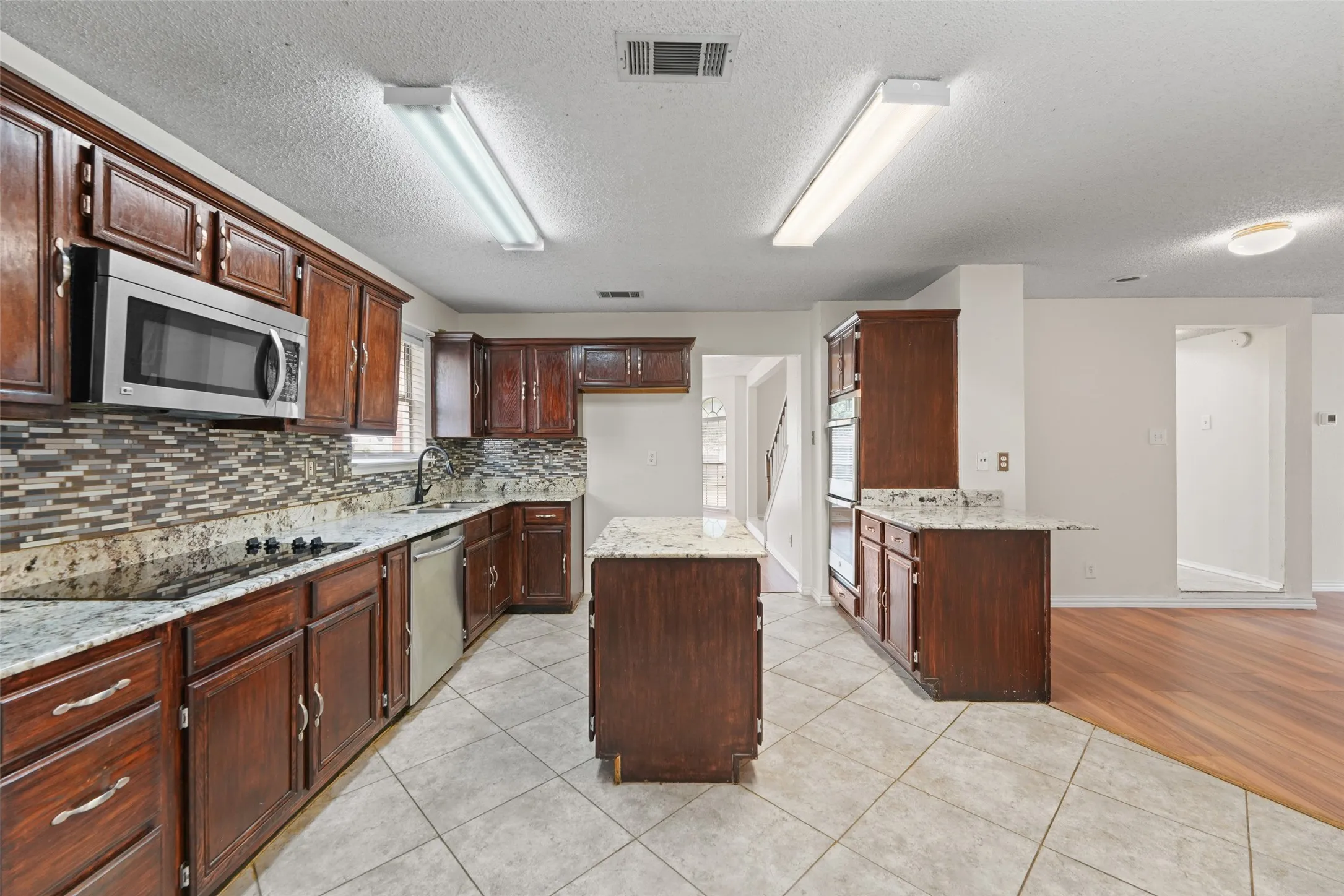 Single Family Residence For Sale in Dallas County , 1521 Curtis Lane, Cedar Hill, Texas 75104, 4 Bedroom, 3 Bathroom, 2 Garage spaces, 2,869 Sqft, built in 1990, mls#21373410, Real Estate Agent in Cedar Hill, Homes For Sale in Dallas county, Homes For Sale in Cedar Hill, Realtor in Cedar Hill Texas, Real Estate Brokerage Independent Realty Texas, Luminita Cordes Realtor
