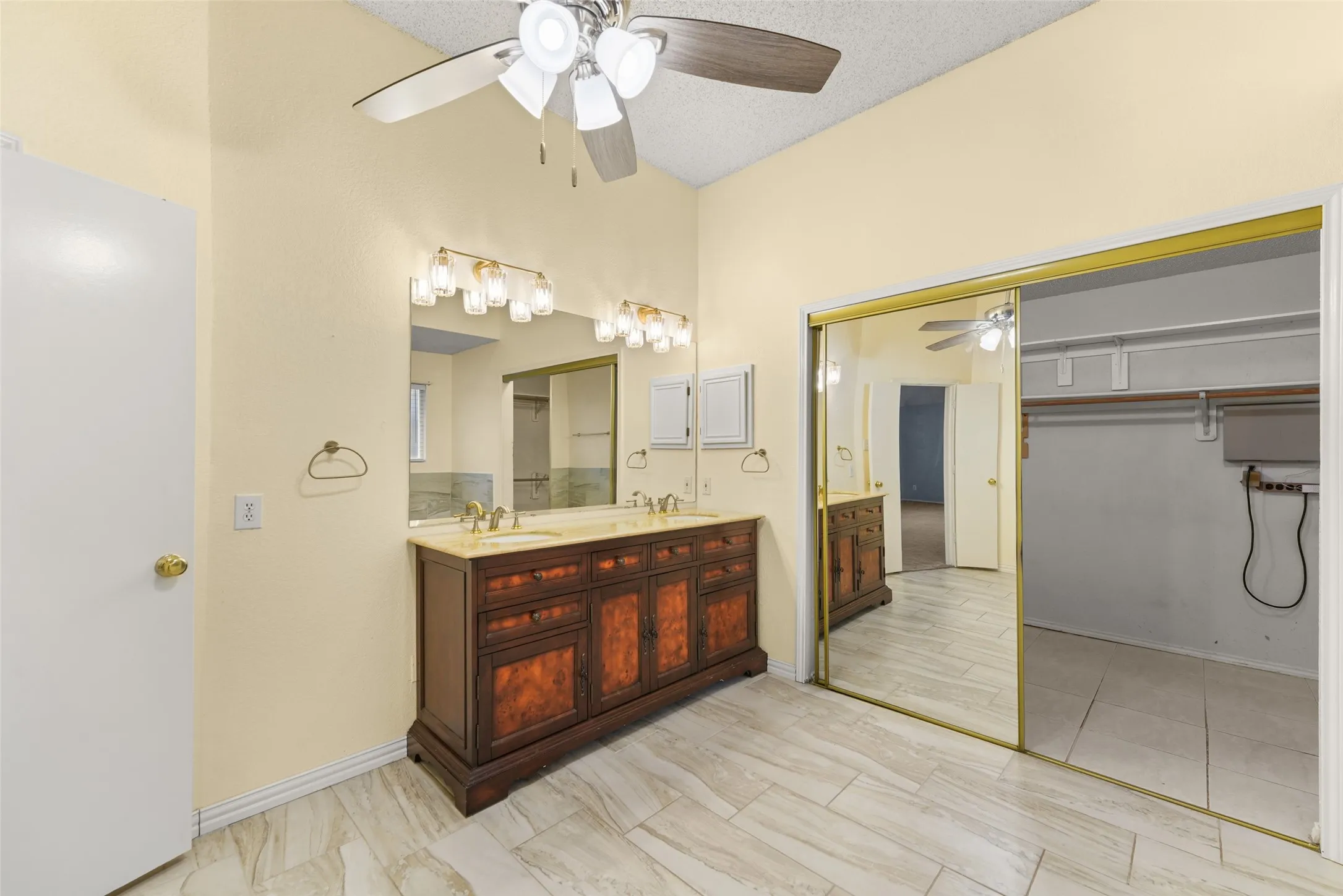 Single Family Residence For Sale in Dallas County , 1521 Curtis Lane, Cedar Hill, Texas 75104, 4 Bedroom, 3 Bathroom, 2 Garage spaces, 2,869 Sqft, built in 1990, mls#21373410, Real Estate Agent in Cedar Hill, Homes For Sale in Dallas county, Homes For Sale in Cedar Hill, Realtor in Cedar Hill Texas, Real Estate Brokerage Independent Realty Texas, Luminita Cordes Realtor