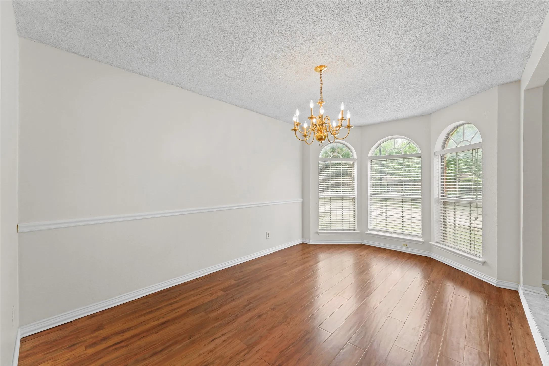 Single Family Residence For Sale in Dallas County , 1521 Curtis Lane, Cedar Hill, Texas 75104, 4 Bedroom, 3 Bathroom, 2 Garage spaces, 2,869 Sqft, built in 1990, mls#21373410, Real Estate Agent in Cedar Hill, Homes For Sale in Dallas county, Homes For Sale in Cedar Hill, Realtor in Cedar Hill Texas, Real Estate Brokerage Independent Realty Texas, Luminita Cordes Realtor