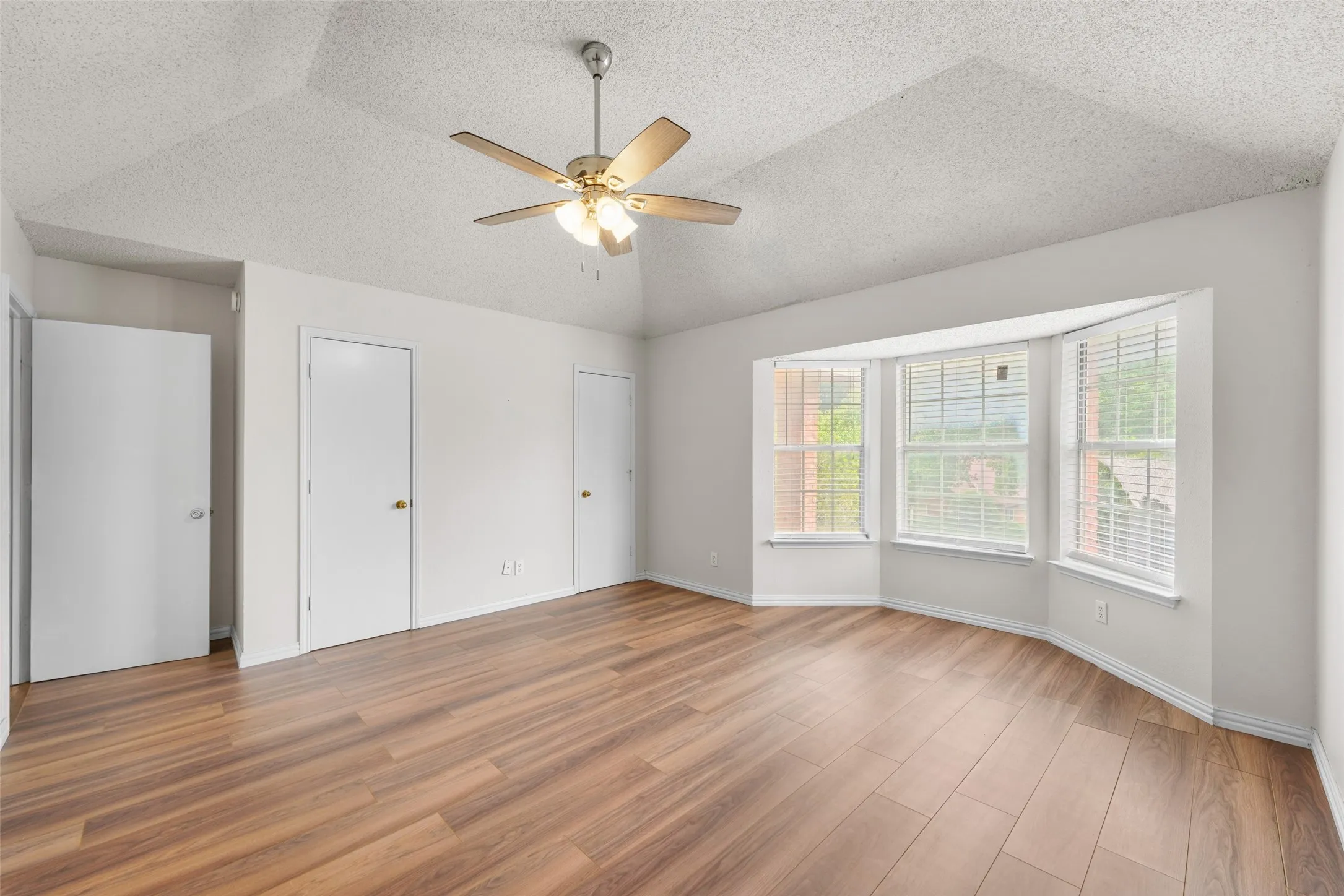 Single Family Residence For Sale in Dallas County , 1521 Curtis Lane, Cedar Hill, Texas 75104, 4 Bedroom, 3 Bathroom, 2 Garage spaces, 2,869 Sqft, built in 1990, mls#21373410, Real Estate Agent in Cedar Hill, Homes For Sale in Dallas county, Homes For Sale in Cedar Hill, Realtor in Cedar Hill Texas, Real Estate Brokerage Independent Realty Texas, Luminita Cordes Realtor