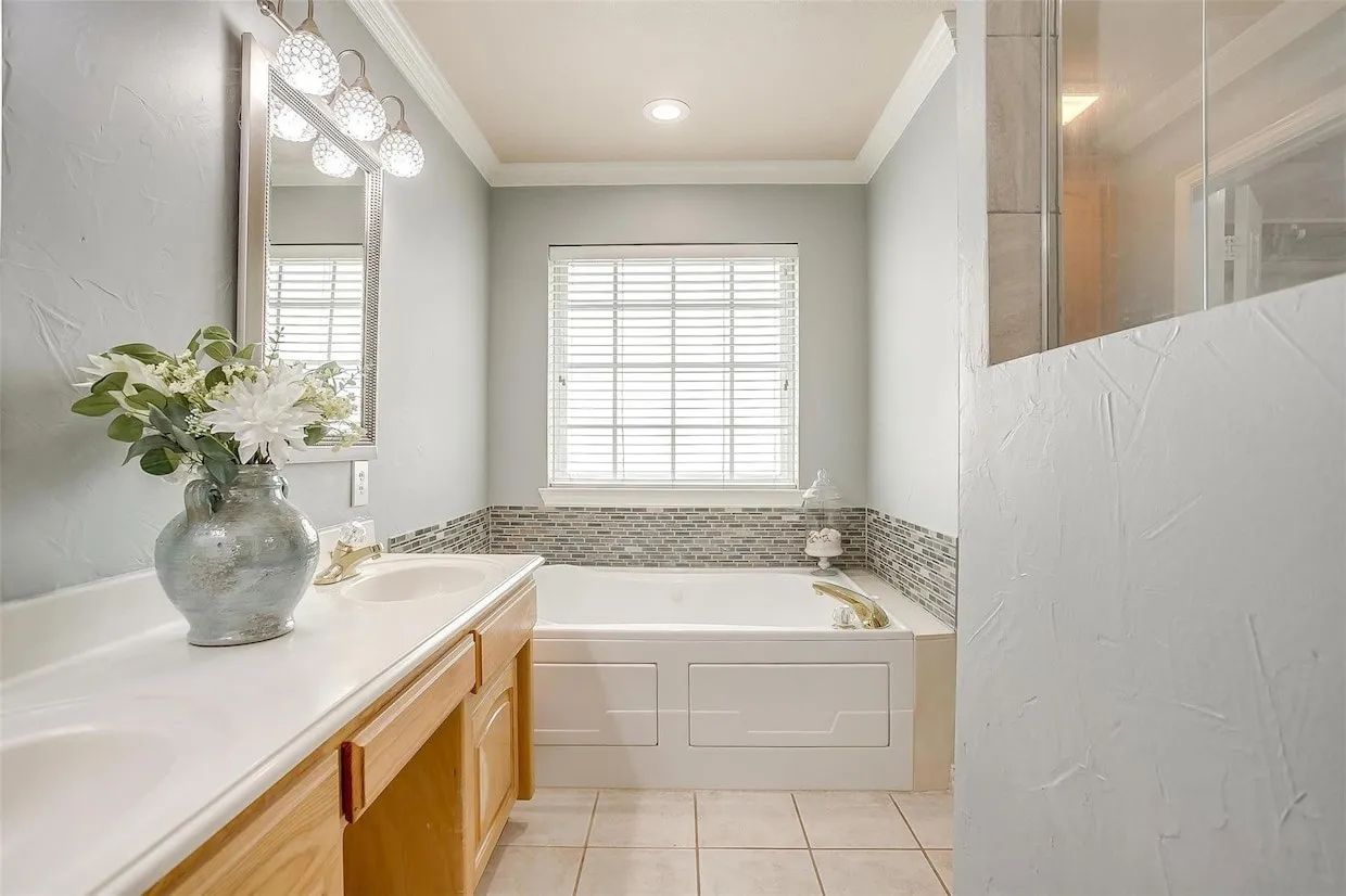 Single Family Residence For Rent in Tarrant County , 11629 Virginia Way Court, Fort Worth, Texas 76008, 3 Bedroom, 2 Bathroom, 2 Garage spaces, 1,684 Sqft, built in 1999, mls#21373750, Real Estate Agent in Fort Worth, Homes For Rent in Tarrant county, Homes For Rent in Fort Worth, Realtor in Fort Worth Texas, Real Estate Brokerage Independent Realty Texas, Luminita Cordes Realtor