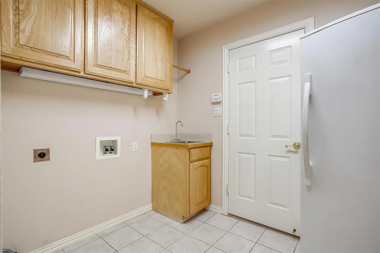 Single Family Residence For Rent in Tarrant County , 11629 Virginia Way Court, Fort Worth, Texas 76008, 3 Bedroom, 2 Bathroom, 2 Garage spaces, 1,684 Sqft, built in 1999, mls#21373750, Real Estate Agent in Fort Worth, Homes For Rent in Tarrant county, Homes For Rent in Fort Worth, Realtor in Fort Worth Texas, Real Estate Brokerage Independent Realty Texas, Luminita Cordes Realtor