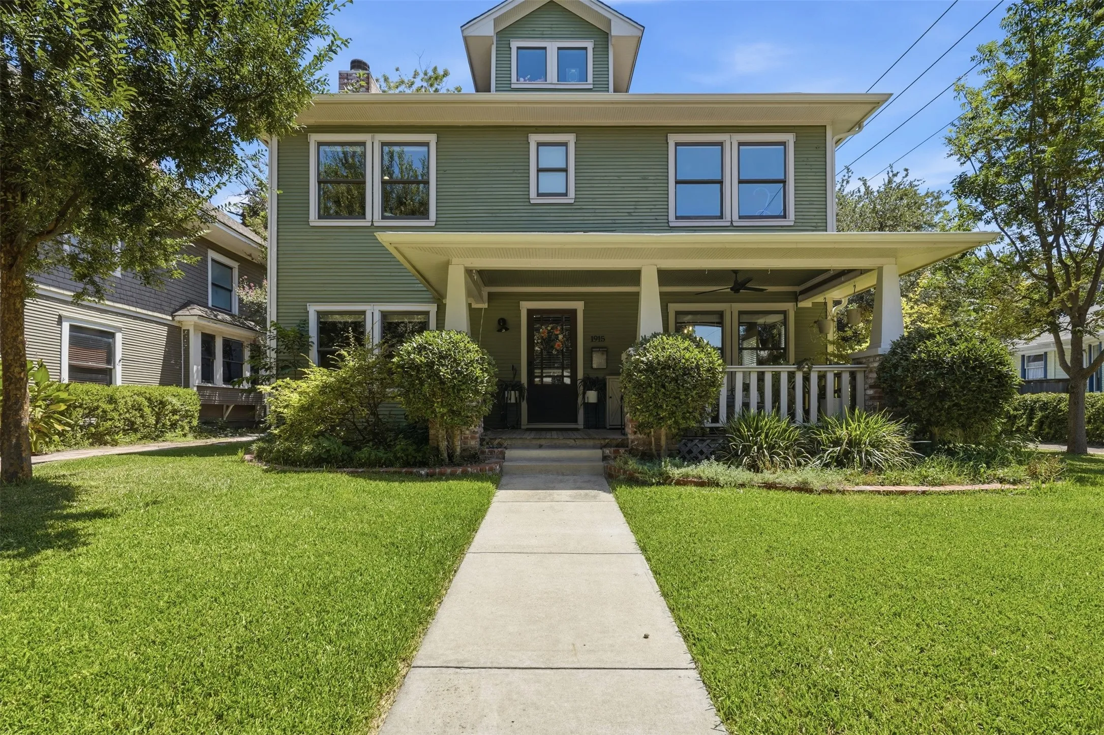 Single Family Residence For Sale in Tarrant County , 1915 Alston Avenue, Fort Worth, Texas 76110, 5 Bedroom, 3 Bathroom, 2 Garage spaces, 2,528 Sqft, built in 2009, mls#21373753, Real Estate Agent in Fort Worth, Homes For Sale in Tarrant county, Homes For Sale in Fort Worth, Realtor in Fort Worth Texas, Real Estate Brokerage Independent Realty Texas, Luminita Cordes Realtor