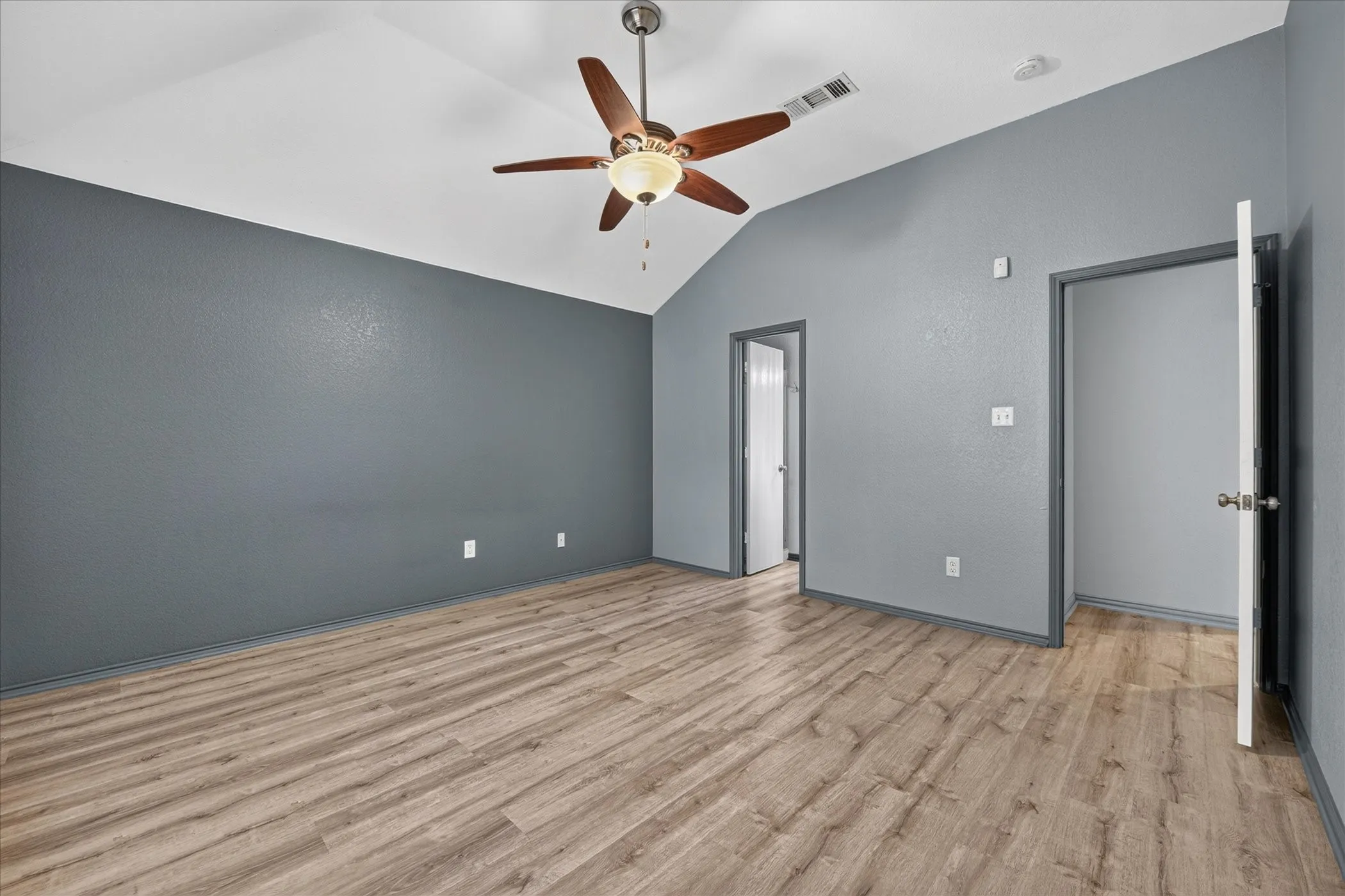 Single Family Residence For Sale in Johnson County , 279 Vaden Avenue, Burleson, Texas 76028, 3 Bedroom, 2 Bathroom, 2 Garage spaces, 1,635 Sqft, built in 2001, mls#21372313, Real Estate Agent in Burleson, Homes For Sale in Johnson county, Homes For Sale in Burleson, Realtor in Burleson Texas, Real Estate Brokerage Independent Realty Texas, Luminita Cordes Realtor