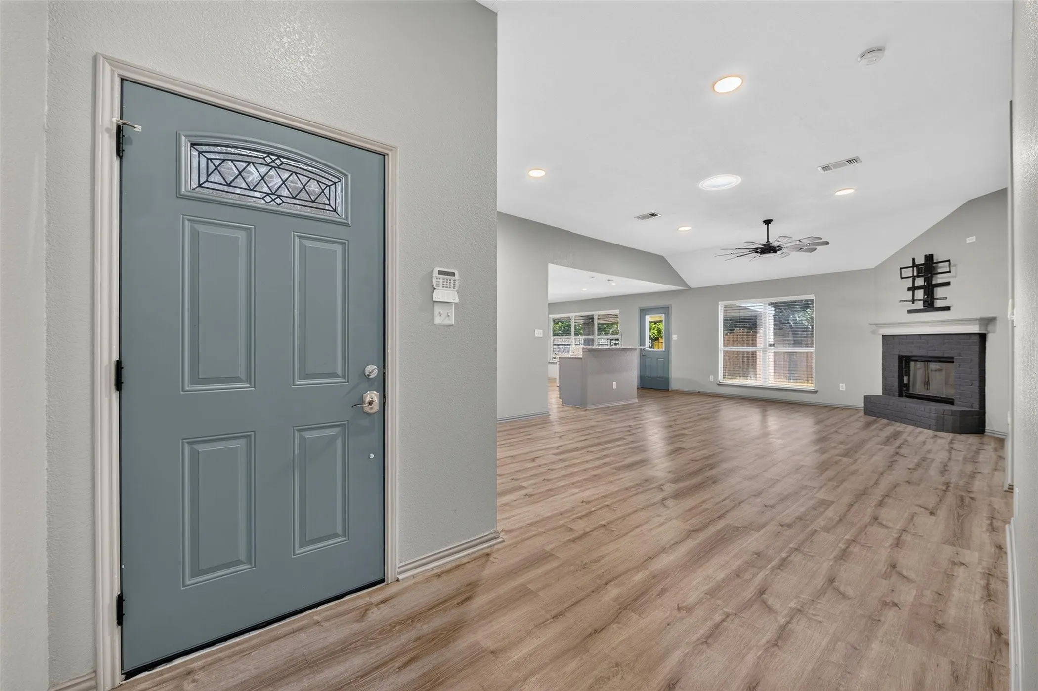 Single Family Residence For Sale in Johnson County , 279 Vaden Avenue, Burleson, Texas 76028, 3 Bedroom, 2 Bathroom, 2 Garage spaces, 1,635 Sqft, built in 2001, mls#21372313, Real Estate Agent in Burleson, Homes For Sale in Johnson county, Homes For Sale in Burleson, Realtor in Burleson Texas, Real Estate Brokerage Independent Realty Texas, Luminita Cordes Realtor