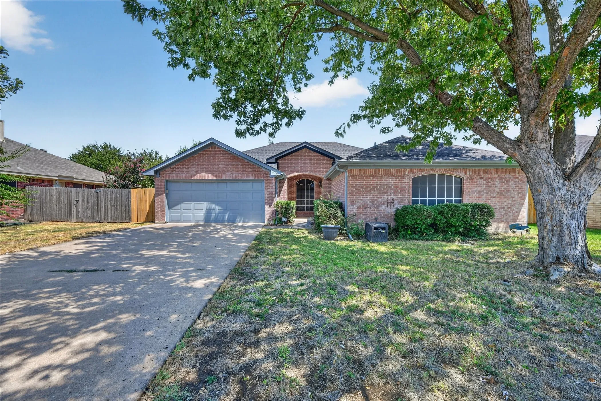 Single Family Residence For Sale in Johnson County , 279 Vaden Avenue, Burleson, Texas 76028, 3 Bedroom, 2 Bathroom, 2 Garage spaces, 1,635 Sqft, built in 2001, mls#21372313, Real Estate Agent in Burleson, Homes For Sale in Johnson county, Homes For Sale in Burleson, Realtor in Burleson Texas, Real Estate Brokerage Independent Realty Texas, Luminita Cordes Realtor