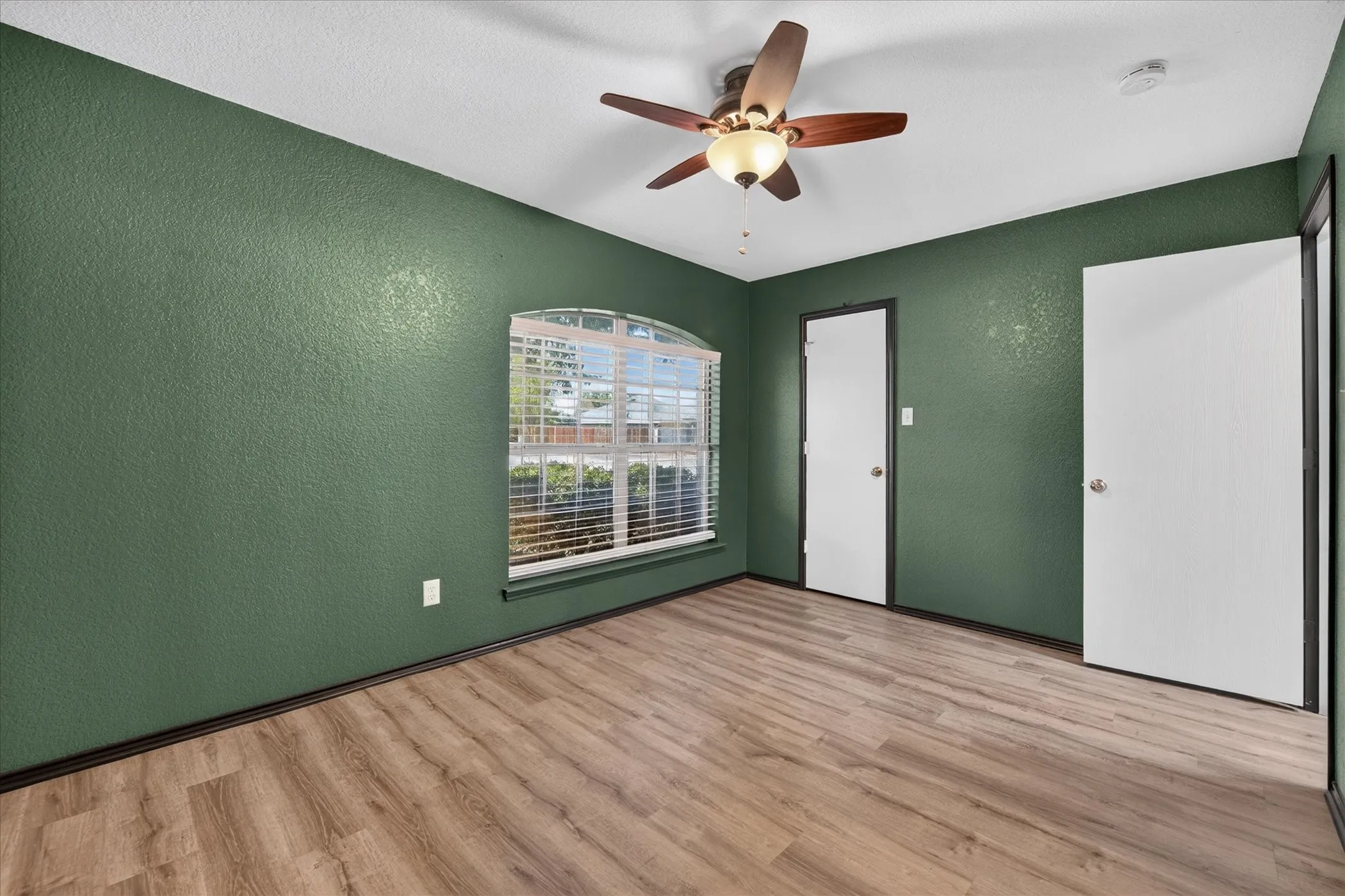 Single Family Residence For Sale in Johnson County , 279 Vaden Avenue, Burleson, Texas 76028, 3 Bedroom, 2 Bathroom, 2 Garage spaces, 1,635 Sqft, built in 2001, mls#21372313, Real Estate Agent in Burleson, Homes For Sale in Johnson county, Homes For Sale in Burleson, Realtor in Burleson Texas, Real Estate Brokerage Independent Realty Texas, Luminita Cordes Realtor