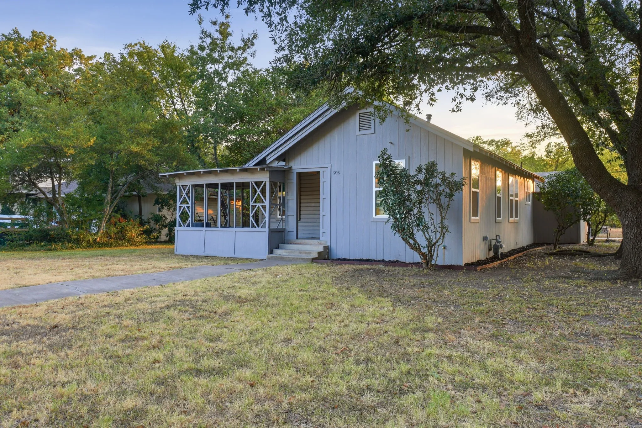 Single Family Residence For Sale in Johnson County , 908 Forrest Avenue, Cleburne, Texas 76033, 2 Bedroom, 1 Bathroom, Garage spaces, 1,116 Sqft, built in 1946, mls#21371735, Real Estate Agent in Cleburne, Homes For Sale in Johnson county, Homes For Sale in Cleburne, Realtor in Cleburne Texas, Real Estate Brokerage Independent Realty Texas, Luminita Cordes Realtor