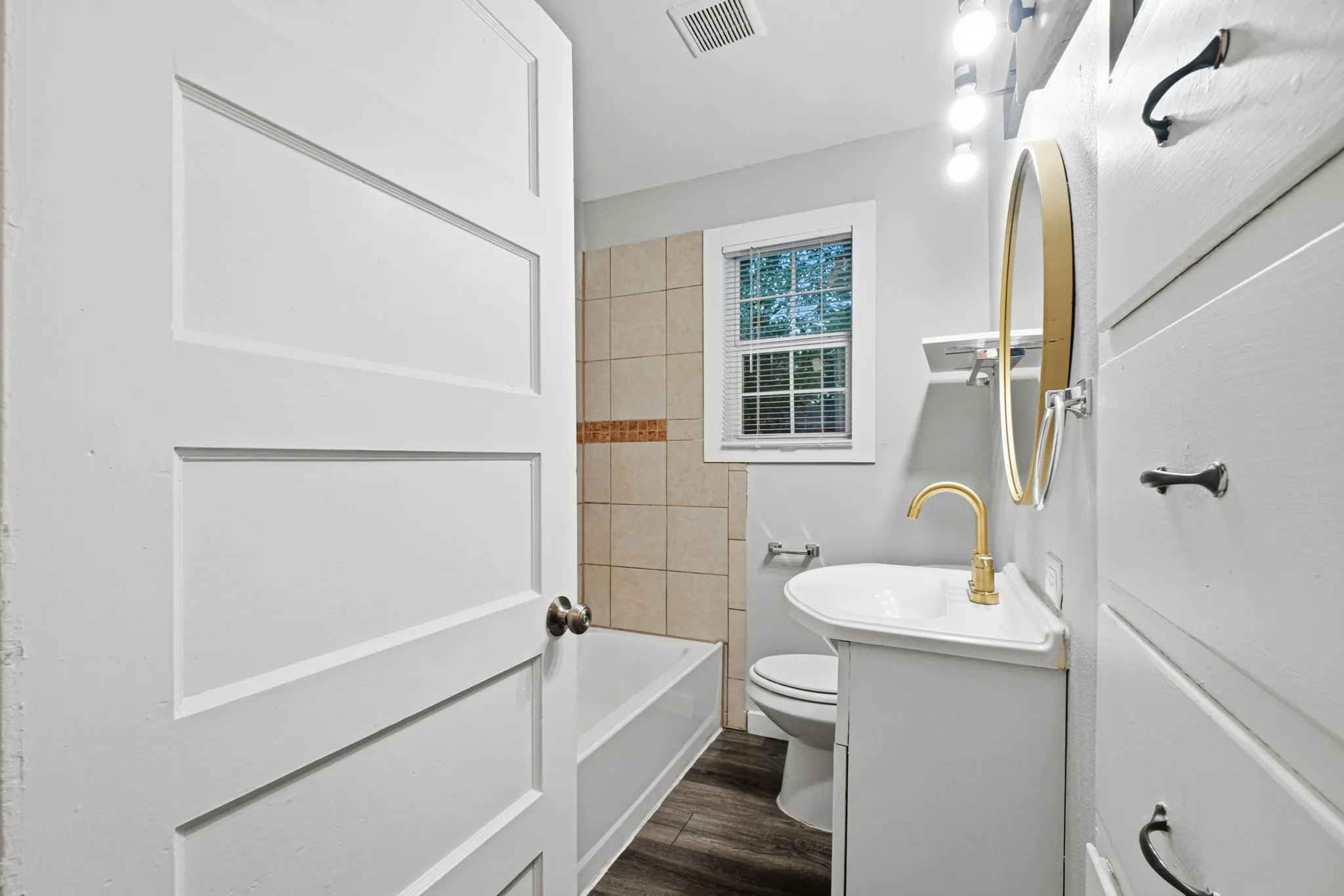 Single Family Residence For Sale in Johnson County , 908 Forrest Avenue, Cleburne, Texas 76033, 2 Bedroom, 1 Bathroom, Garage spaces, 1,116 Sqft, built in 1946, mls#21371735, Real Estate Agent in Cleburne, Homes For Sale in Johnson county, Homes For Sale in Cleburne, Realtor in Cleburne Texas, Real Estate Brokerage Independent Realty Texas, Luminita Cordes Realtor