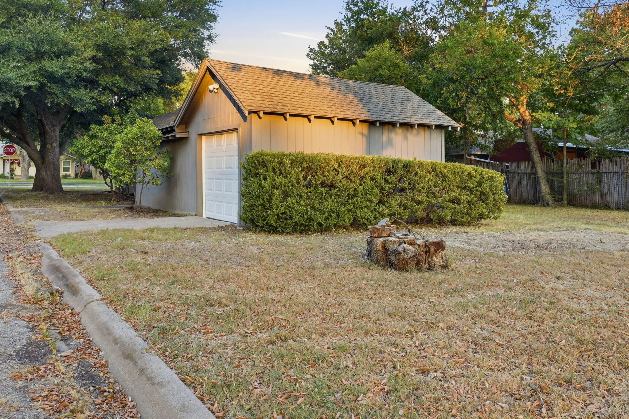 Single Family Residence For Sale in Johnson County , 908 Forrest Avenue, Cleburne, Texas 76033, 2 Bedroom, 1 Bathroom, Garage spaces, 1,116 Sqft, built in 1946, mls#21371735, Real Estate Agent in Cleburne, Homes For Sale in Johnson county, Homes For Sale in Cleburne, Realtor in Cleburne Texas, Real Estate Brokerage Independent Realty Texas, Luminita Cordes Realtor
