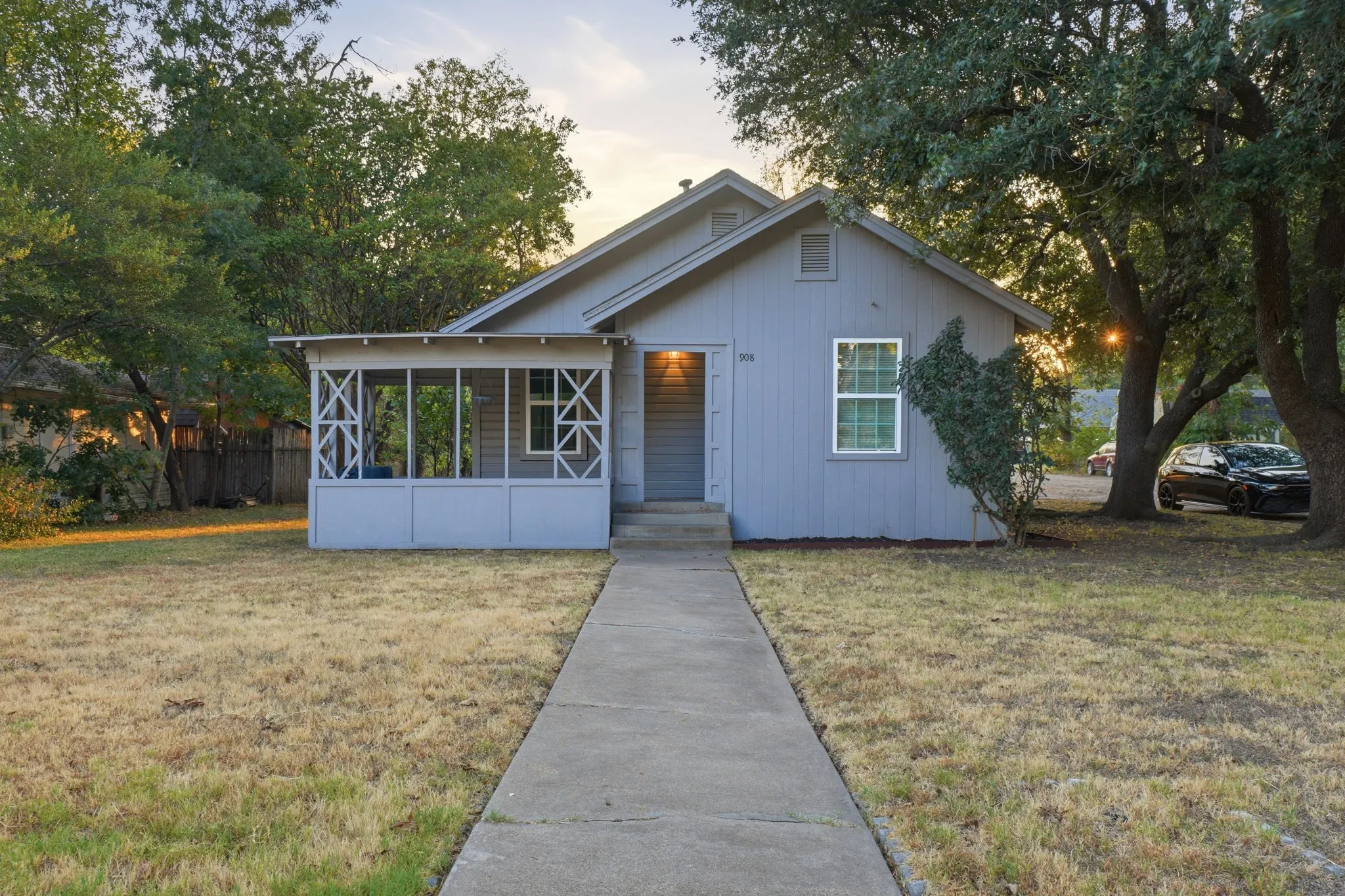 Single Family Residence For Sale in Johnson County , 908 Forrest Avenue, Cleburne, Texas 76033, 2 Bedroom, 1 Bathroom, Garage spaces, 1,116 Sqft, built in 1946, mls#21371735, Real Estate Agent in Cleburne, Homes For Sale in Johnson county, Homes For Sale in Cleburne, Realtor in Cleburne Texas, Real Estate Brokerage Independent Realty Texas, Luminita Cordes Realtor