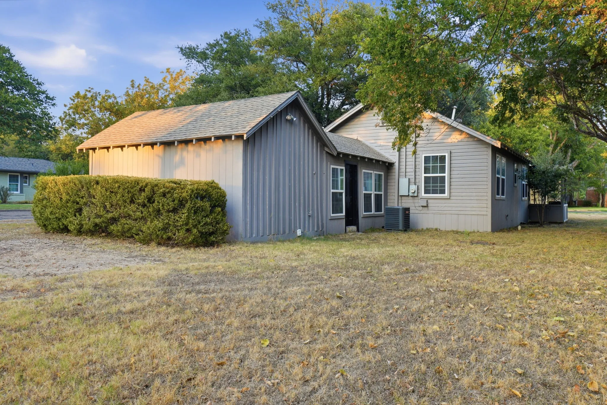 Single Family Residence For Sale in Johnson County , 908 Forrest Avenue, Cleburne, Texas 76033, 2 Bedroom, 1 Bathroom, Garage spaces, 1,116 Sqft, built in 1946, mls#21371735, Real Estate Agent in Cleburne, Homes For Sale in Johnson county, Homes For Sale in Cleburne, Realtor in Cleburne Texas, Real Estate Brokerage Independent Realty Texas, Luminita Cordes Realtor