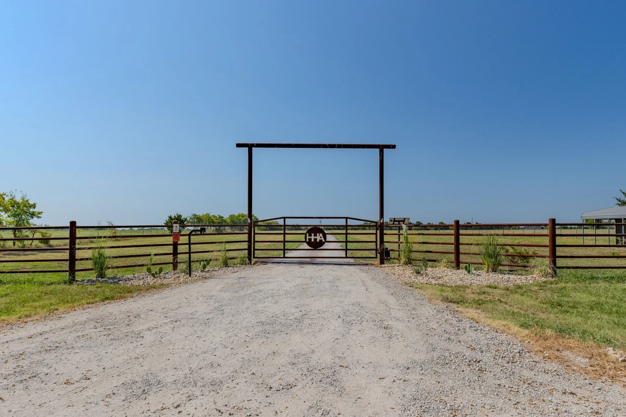 Entrance gate with electric opener