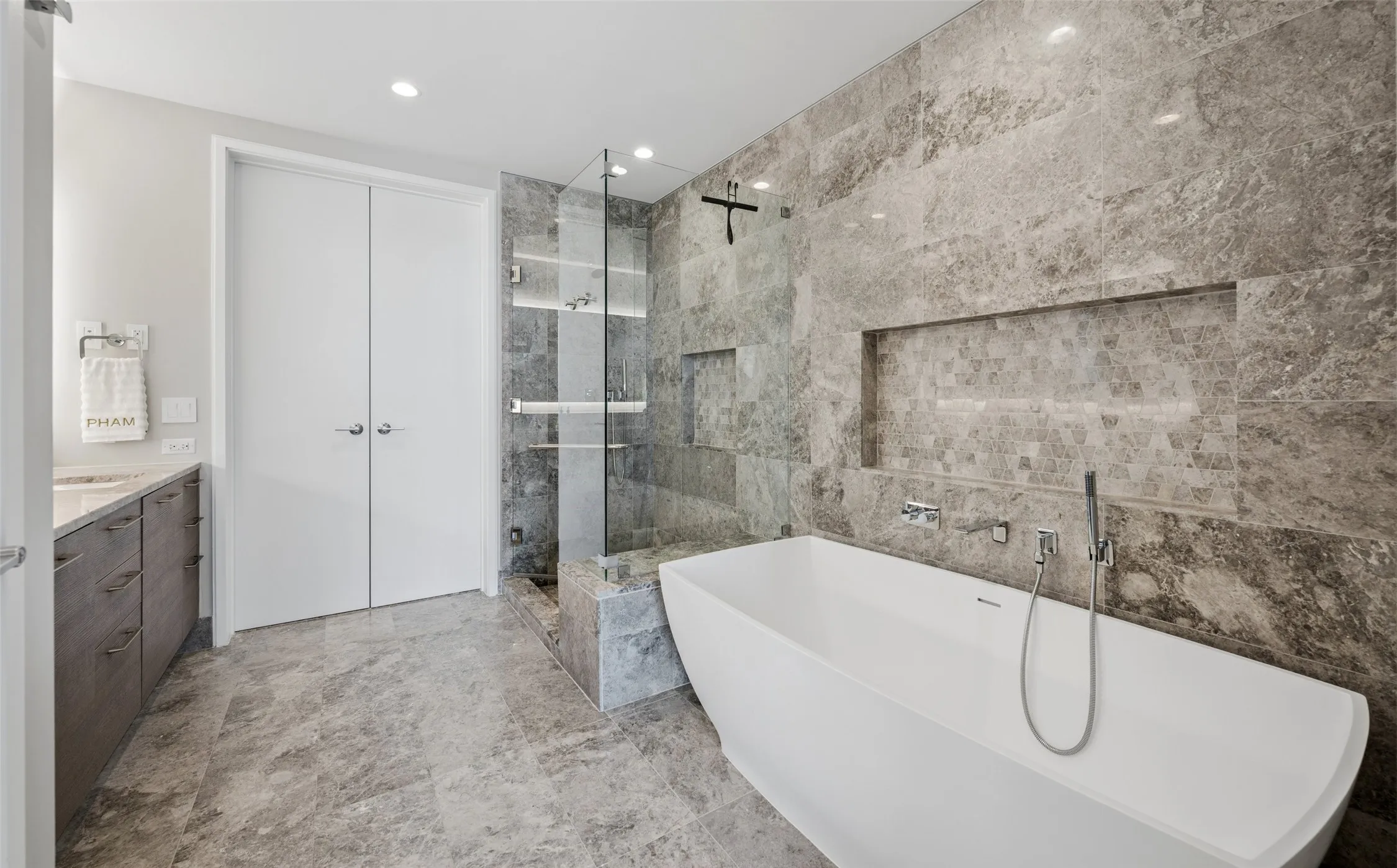 Condominium For Rent in Collin County , 7901 Windrose Avenue 1602, Plano, Texas 75024, 2 Bedroom, 2 Bathroom, 2 Garage spaces, 1,540 Sqft, built in 2019, mls#21371439, Real Estate Agent in Plano, Homes For Rent in Collin county, Homes For Rent in Plano, Realtor in Plano Texas, Real Estate Brokerage Independent Realty Texas, Luminita Cordes Realtor