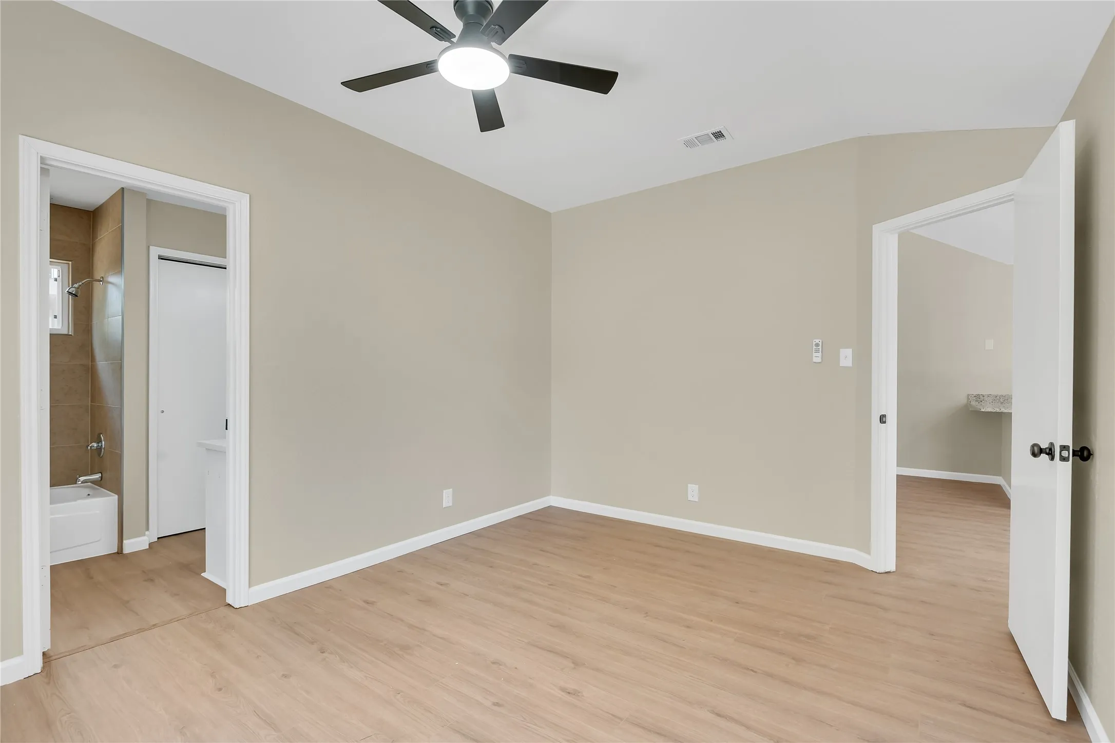 Vaulted ceiling with a ceiling fan