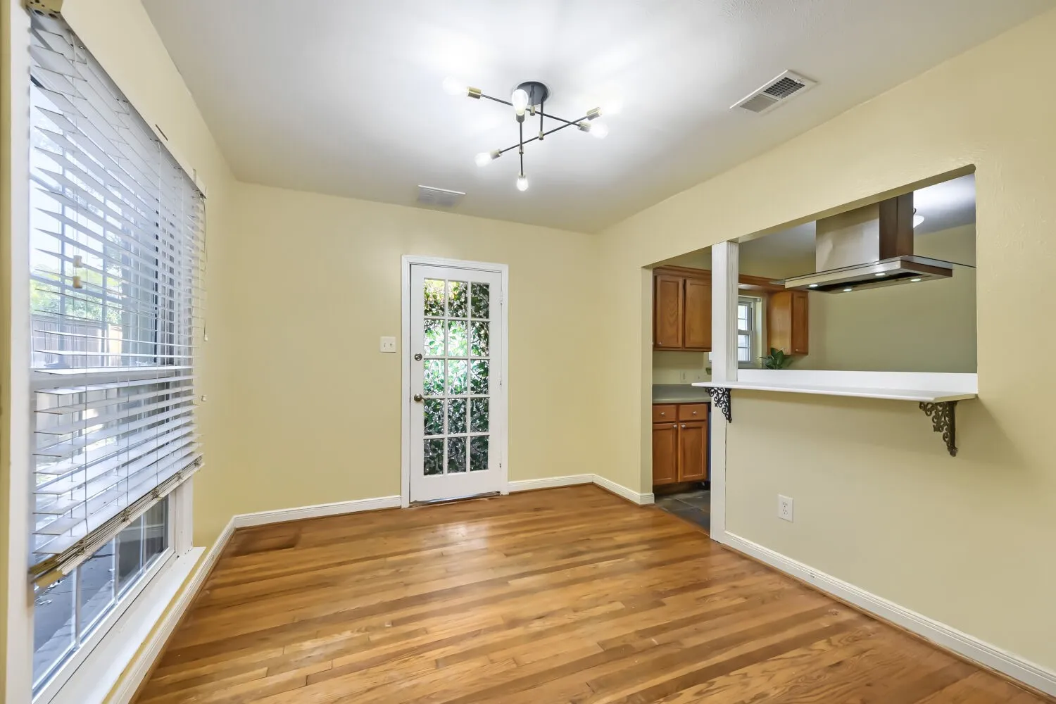 Single Family Residence For Rent in Dallas County , 5108 Parkland Avenue, Dallas, Texas 75235, 3 Bedroom, 1 Bathroom, 1 Garage spaces, 1,267 Sqft, built in 1945, mls#21373770, Real Estate Agent in Dallas, Homes For Rent in Dallas county, Homes For Rent in Dallas, Realtor in Dallas Texas, Real Estate Brokerage Independent Realty Texas, Luminita Cordes Realtor
