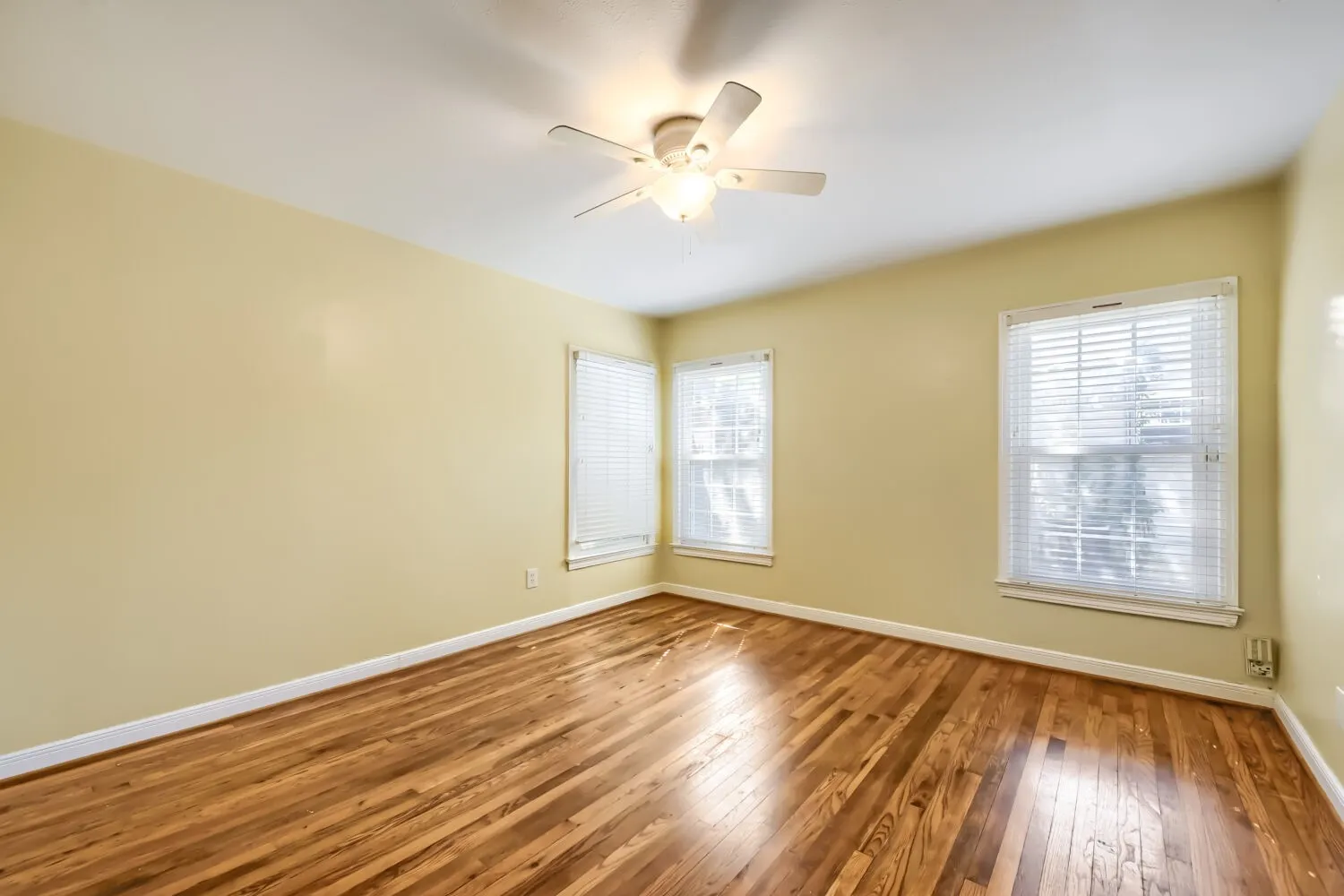 Single Family Residence For Rent in Dallas County , 5108 Parkland Avenue, Dallas, Texas 75235, 3 Bedroom, 1 Bathroom, 1 Garage spaces, 1,267 Sqft, built in 1945, mls#21373770, Real Estate Agent in Dallas, Homes For Rent in Dallas county, Homes For Rent in Dallas, Realtor in Dallas Texas, Real Estate Brokerage Independent Realty Texas, Luminita Cordes Realtor