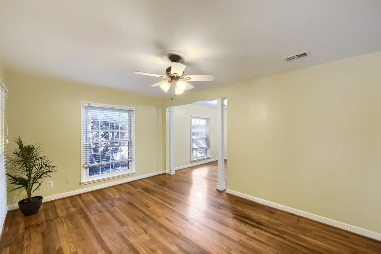 Single Family Residence For Rent in Dallas County , 5108 Parkland Avenue, Dallas, Texas 75235, 3 Bedroom, 1 Bathroom, 1 Garage spaces, 1,267 Sqft, built in 1945, mls#21373770, Real Estate Agent in Dallas, Homes For Rent in Dallas county, Homes For Rent in Dallas, Realtor in Dallas Texas, Real Estate Brokerage Independent Realty Texas, Luminita Cordes Realtor
