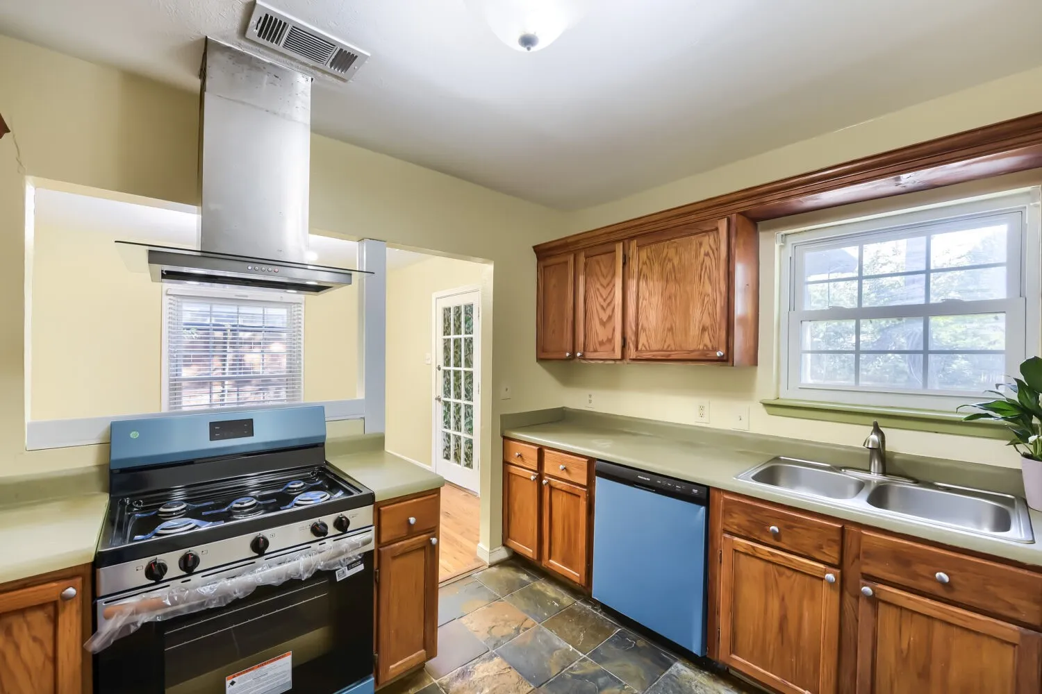 Single Family Residence For Rent in Dallas County , 5108 Parkland Avenue, Dallas, Texas 75235, 3 Bedroom, 1 Bathroom, 1 Garage spaces, 1,267 Sqft, built in 1945, mls#21373770, Real Estate Agent in Dallas, Homes For Rent in Dallas county, Homes For Rent in Dallas, Realtor in Dallas Texas, Real Estate Brokerage Independent Realty Texas, Luminita Cordes Realtor